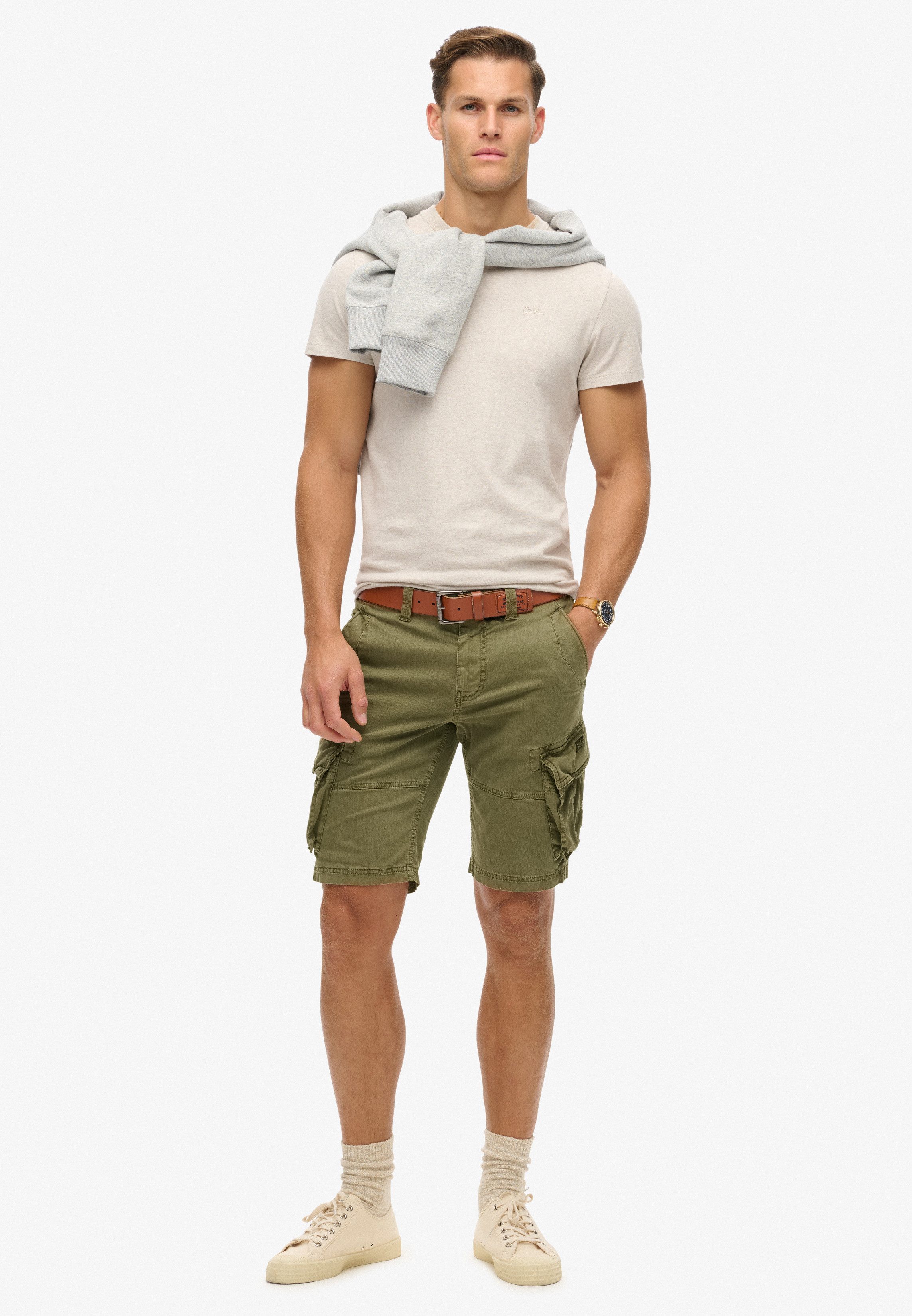 Superdry Cargobermudas CORE CARGO SHORT Straight Fit, mit Reißverschluss und 1-Knopf-Verschluss, knielang