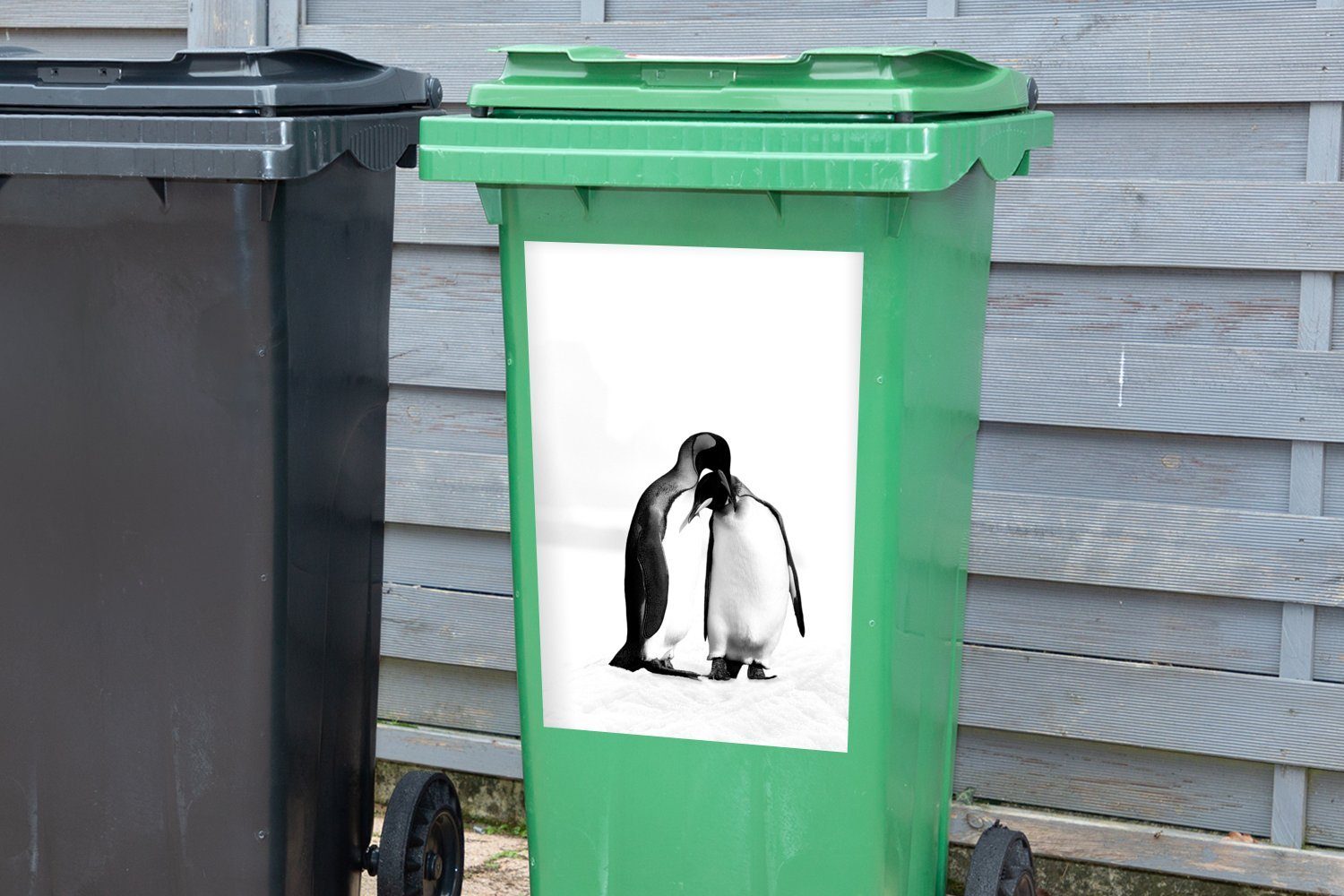 MuchoWow Wandsticker Zwei Sticker, schwarz Abfalbehälter knuddelige Container, und (1 Mülleimer-aufkleber, St), - weiß Mülltonne, Pinguine