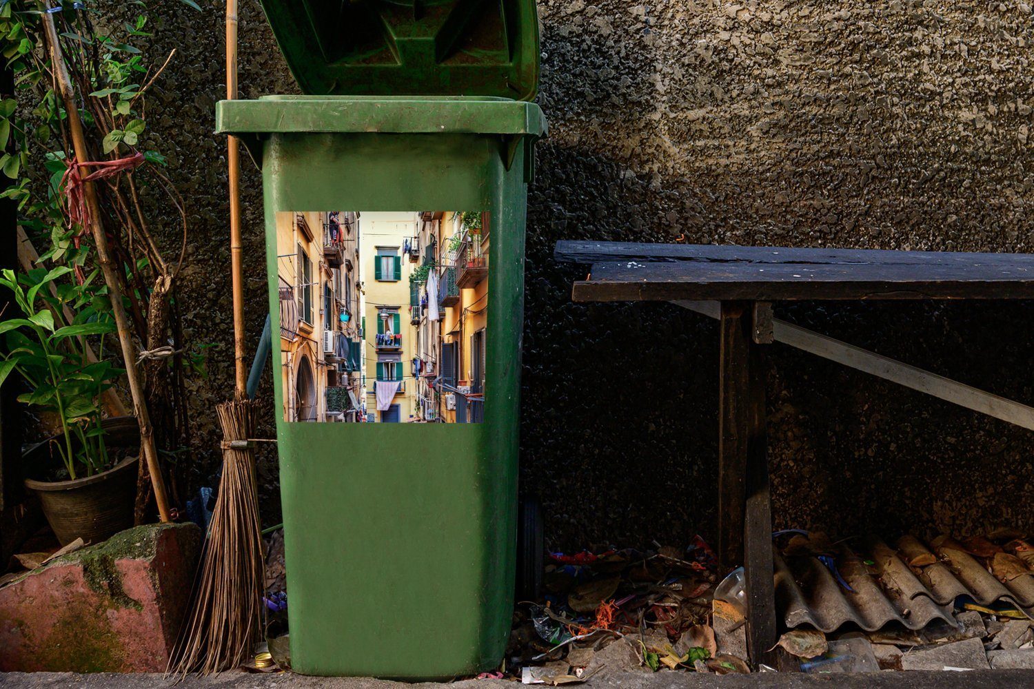 MuchoWow Wandsticker Gasse mit alten Gebäuden Abfalbehälter (1 Mülleimer-aufkleber, St), Container, Mülltonne, Sticker