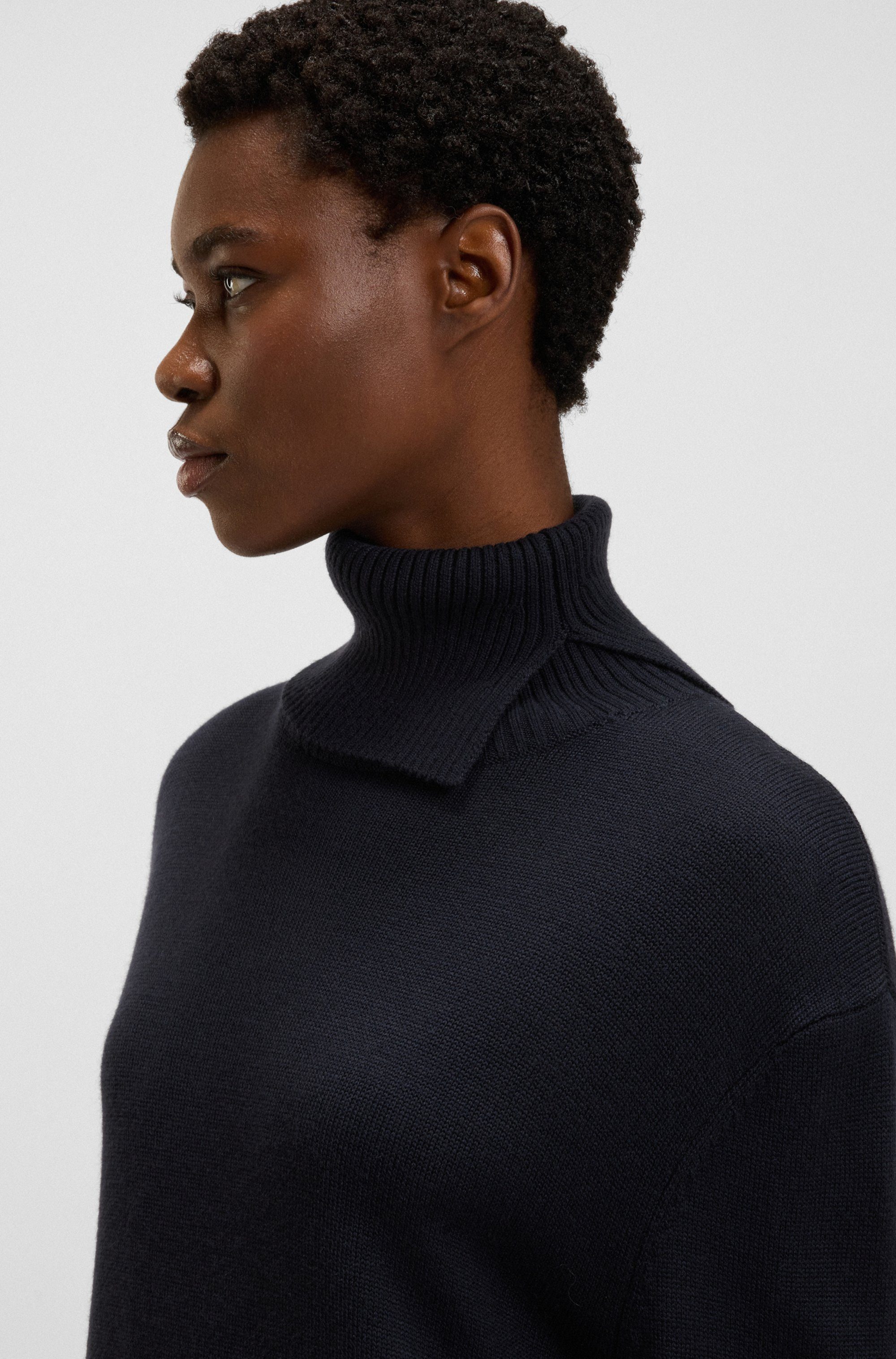BOSS ORANGE Strickkleid Feringatessa Premium Damenmode Relaxed Fit, mit Schlitzdetails, Turtle Neck