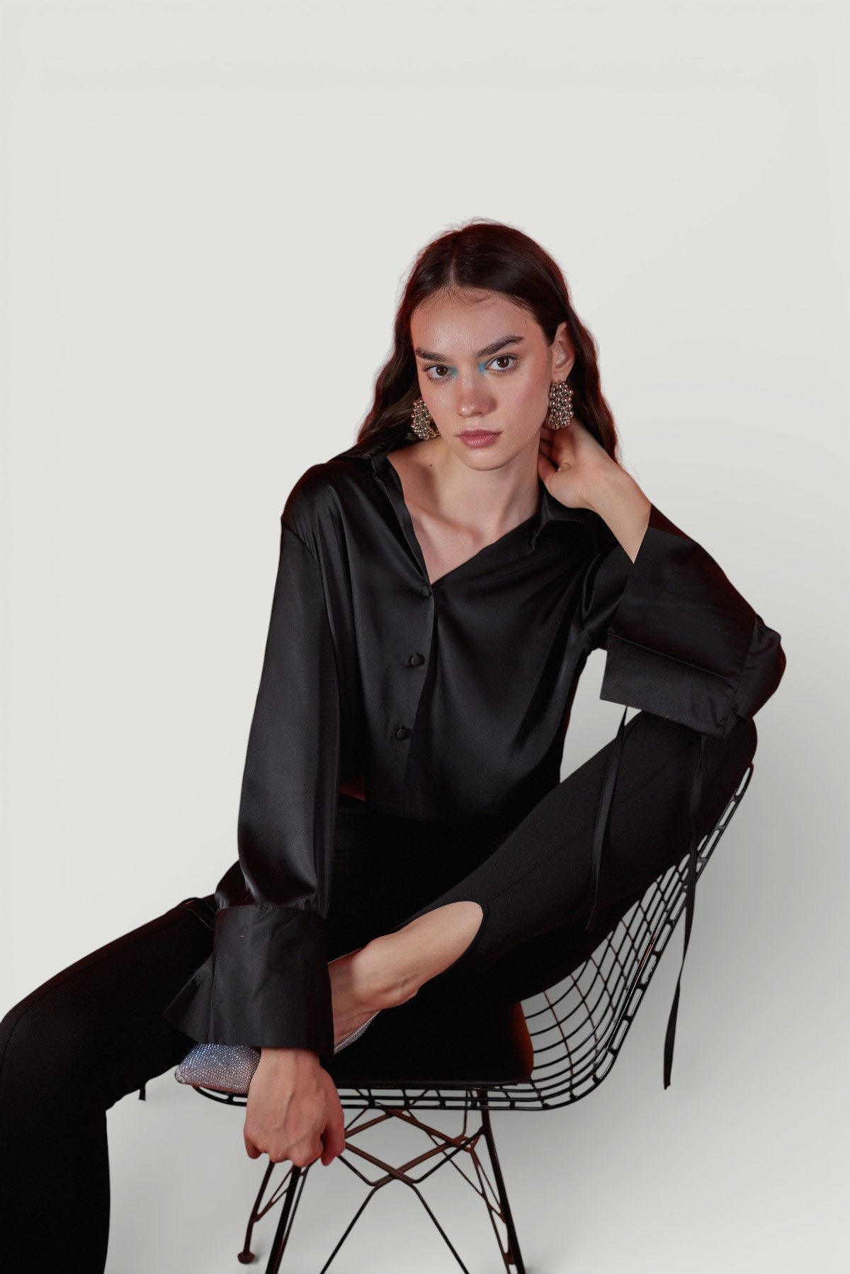 HOLLY LOLLY Langarmhemd Strukturiertes Satin Crop Shirt