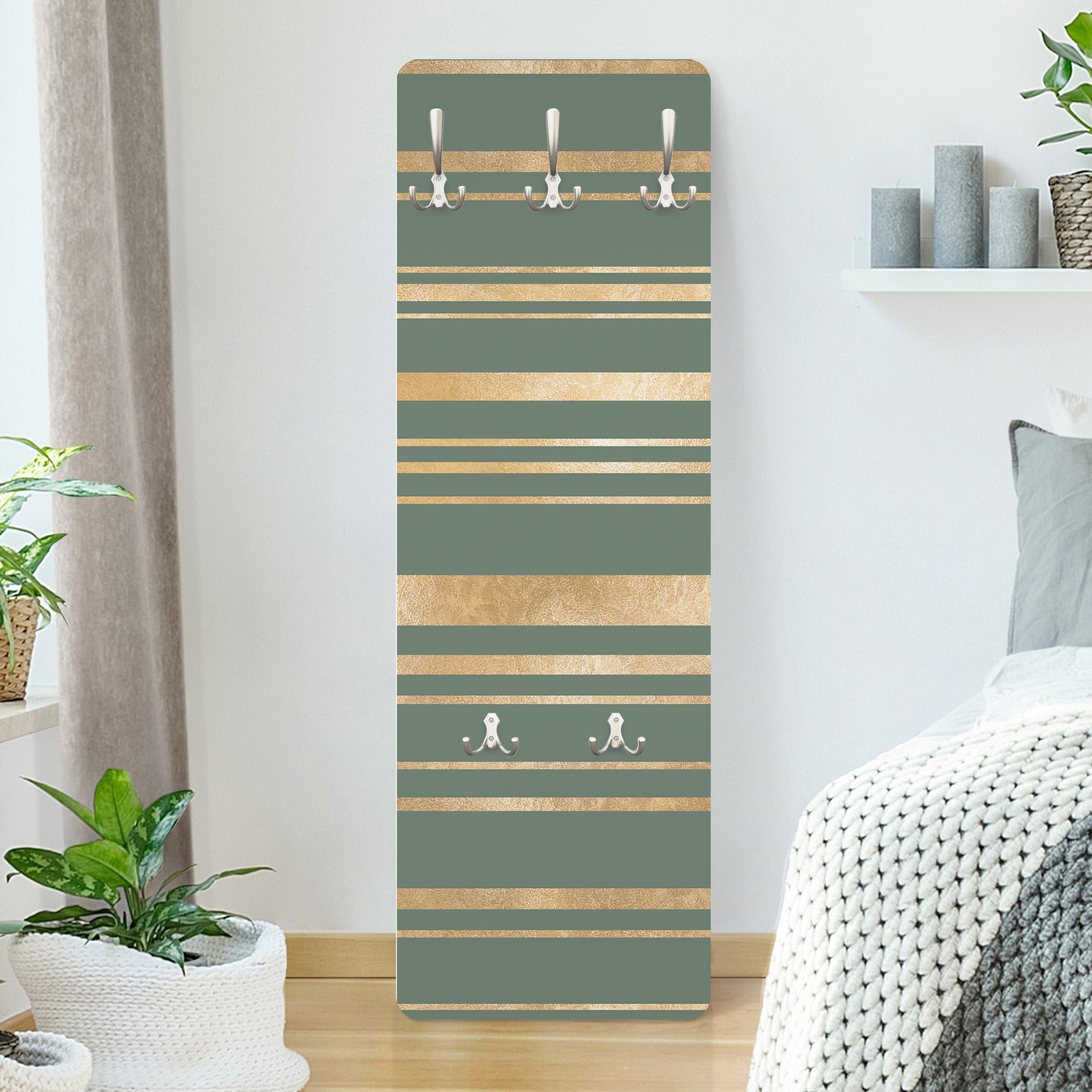 Bilderdepot24 Garderobenpaneel gold Muster Goldene Streifen vor Grün Design (ausgefallenes Flur Wandpaneel mit Garderobenhaken Kleiderhaken hängend), moderne Wandgarderobe - Flurgarderobe im schmalen Hakenpaneel Design