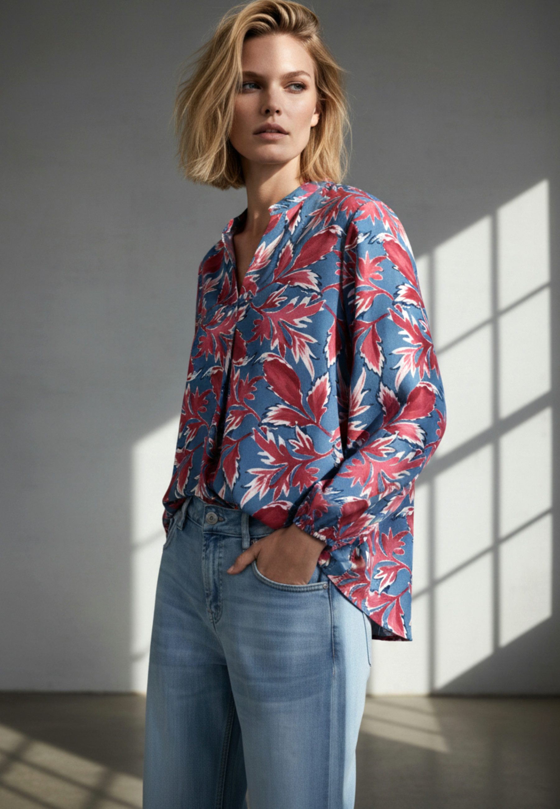 Andijamo-Fashion Schlupfbluse SHADOW BLOOM Ausdrucksstarker Print mit Blattstruktur