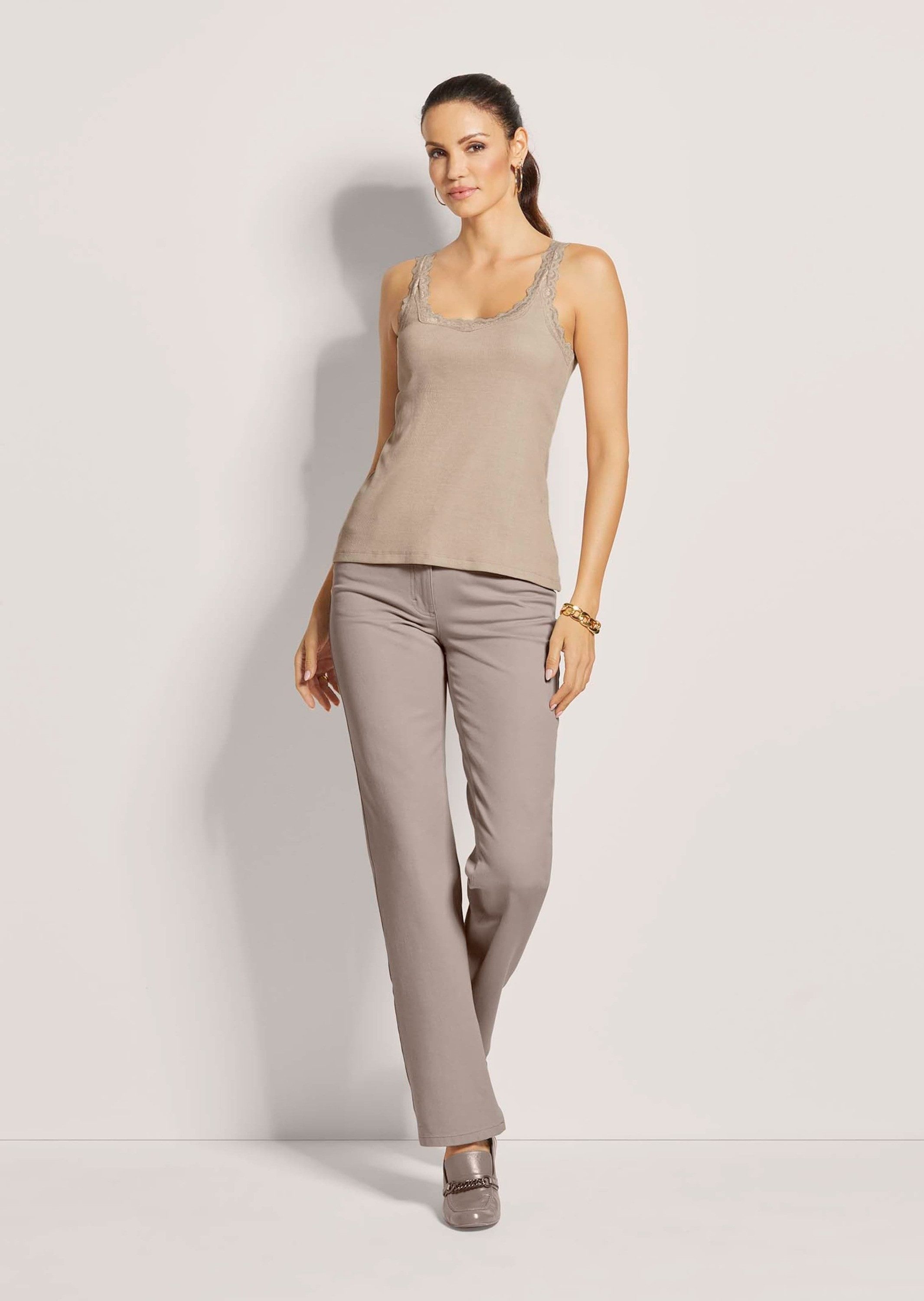 MADELEINE Shirttop Ärmelloses Sommer-Top mit edler Spitze Ärmelloses Design mit Rundhals und Spitzenborte