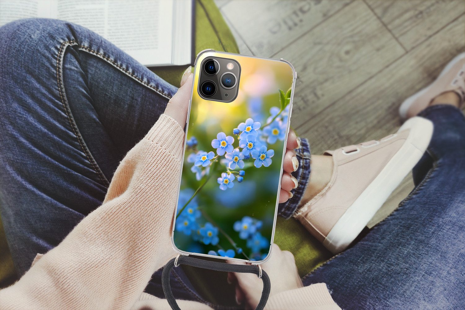MuchoWow Handyhülle für Apple iPhone 12 Pro Blumen - Blau - Vergissmeinnicht, Tragbare Handyhüllen mit Kette zum umhängen, Handykette Handyband
