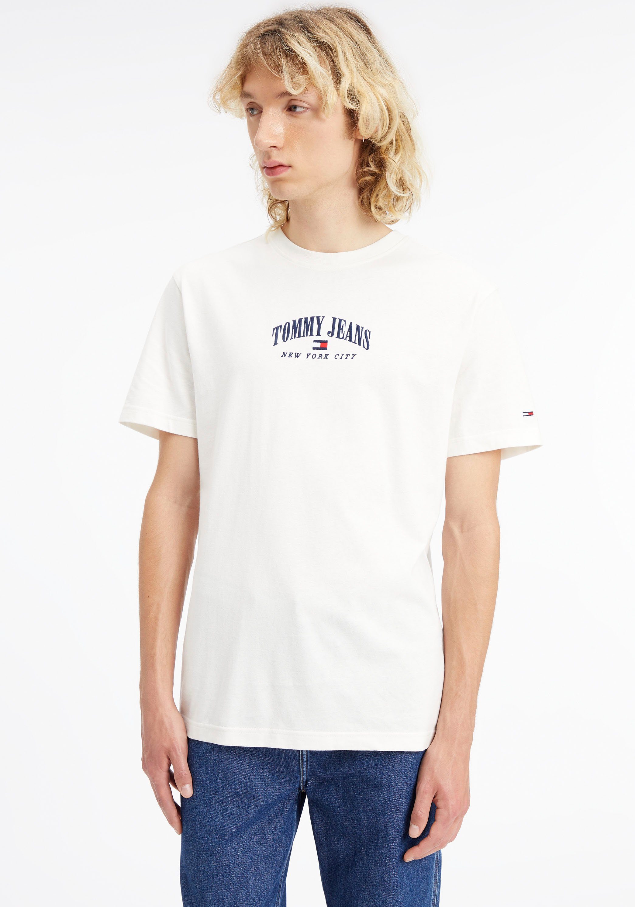 Tommy Jeans T-Shirt TJM CLSC SMALL VARSITY TEE mit Logostickerei Ancient White