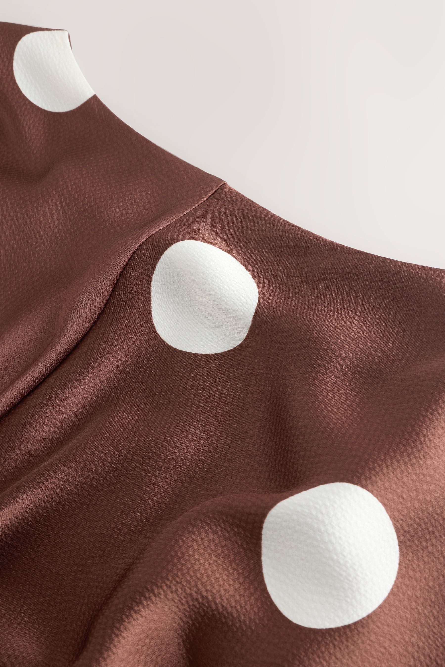 Next Maxikleid Satin-Maxikleid mit langen Ärmeln und Drehdetail (1-tlg)