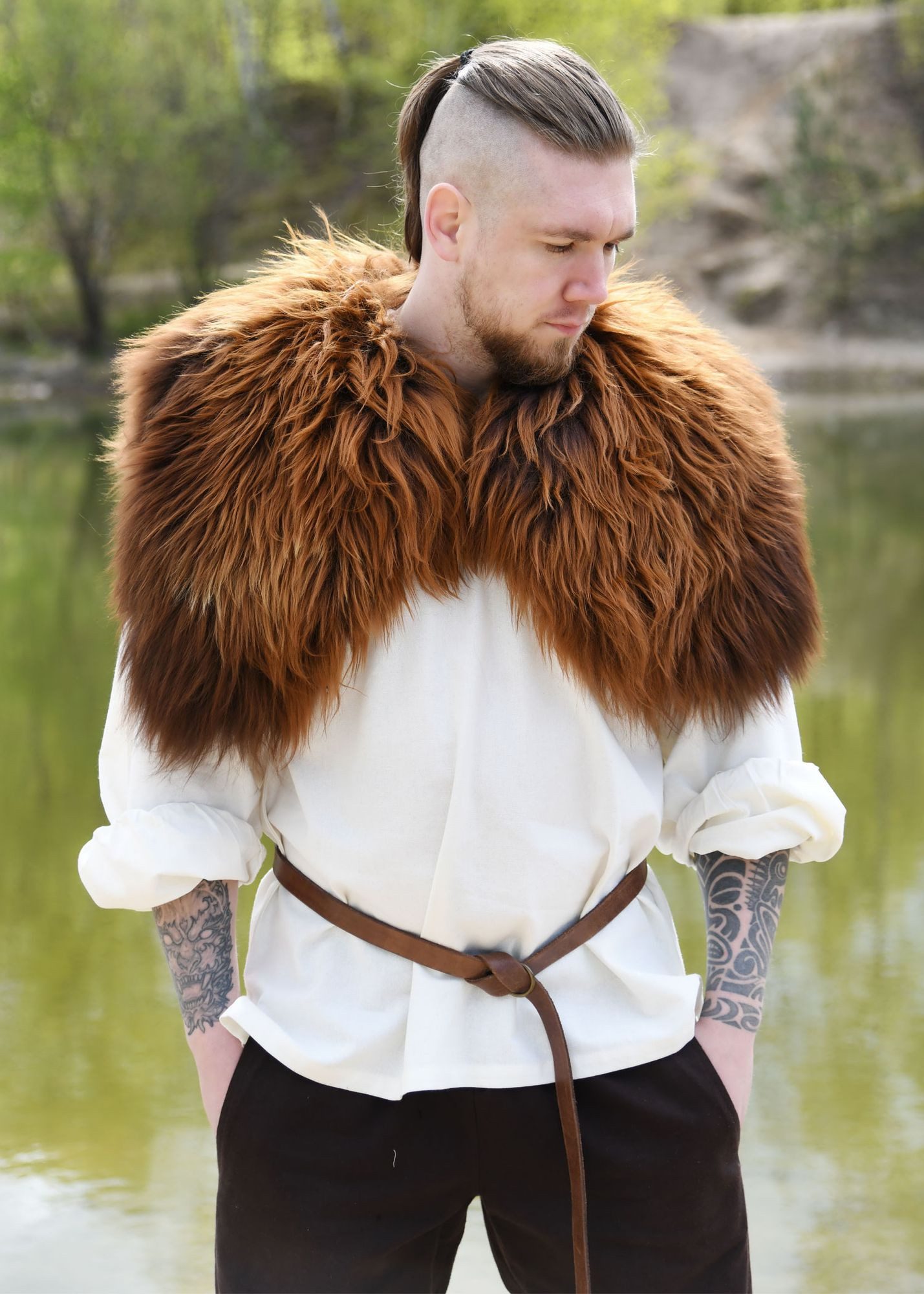 Battle Merchant Kostüm Schulterfell aus Nordlandschnucken-Fell, rostbraun, Größe S/M