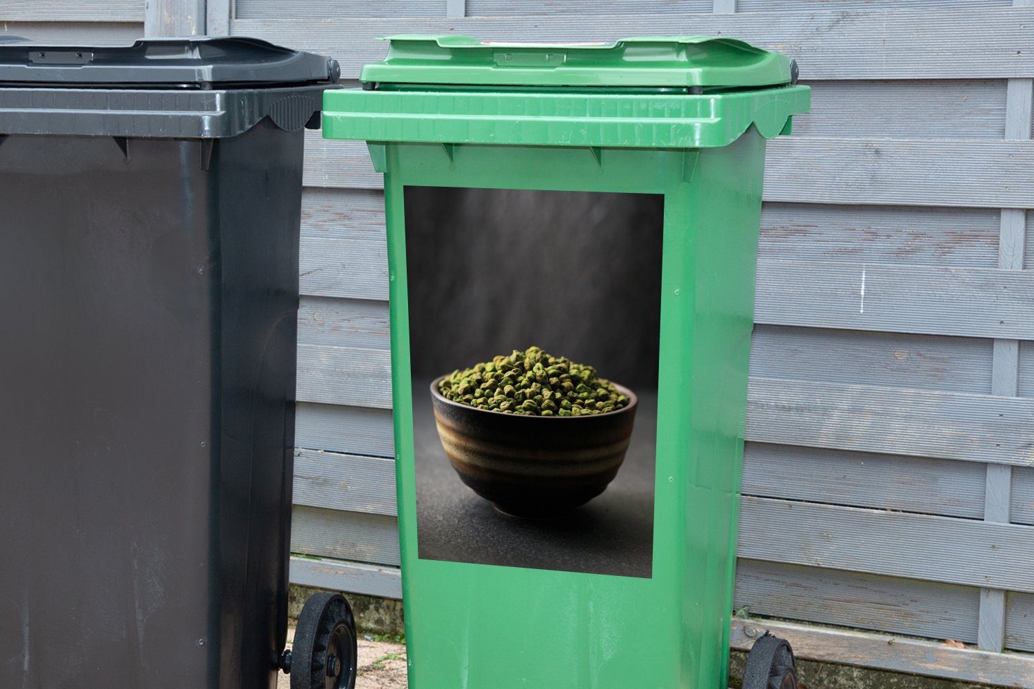 MuchoWow Wandsticker Kichererbsen Stillleben (1 Mülltonne, Abfalbehälter Sticker, Ein einer grünen Container, in Schale mit Mülleimer-aufkleber, St)