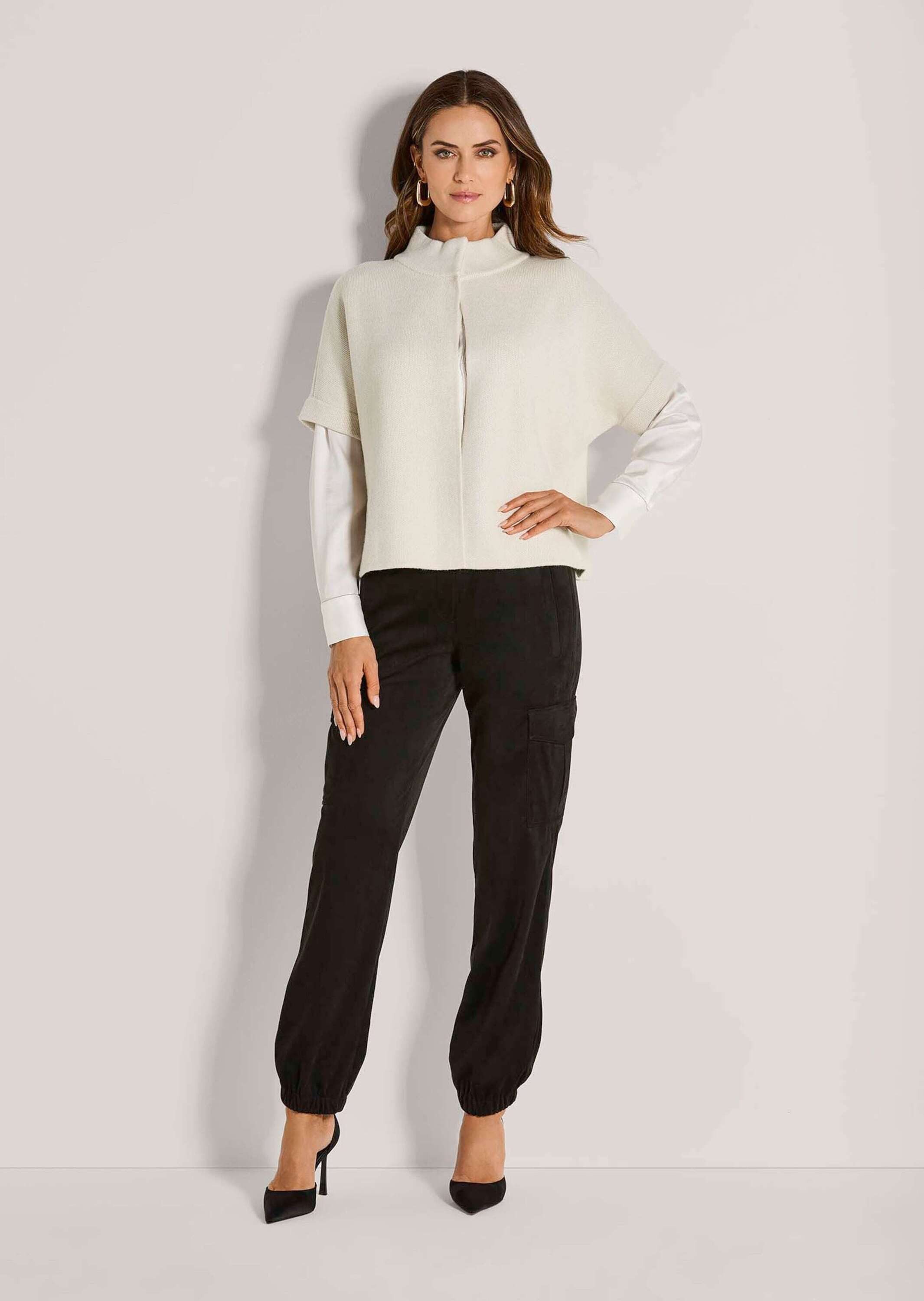 MADELEINE Strickjacke Moderne Strickjacke im Cape-Design Ärmellose Jacke mit Stehkragen und Druckknöpfen