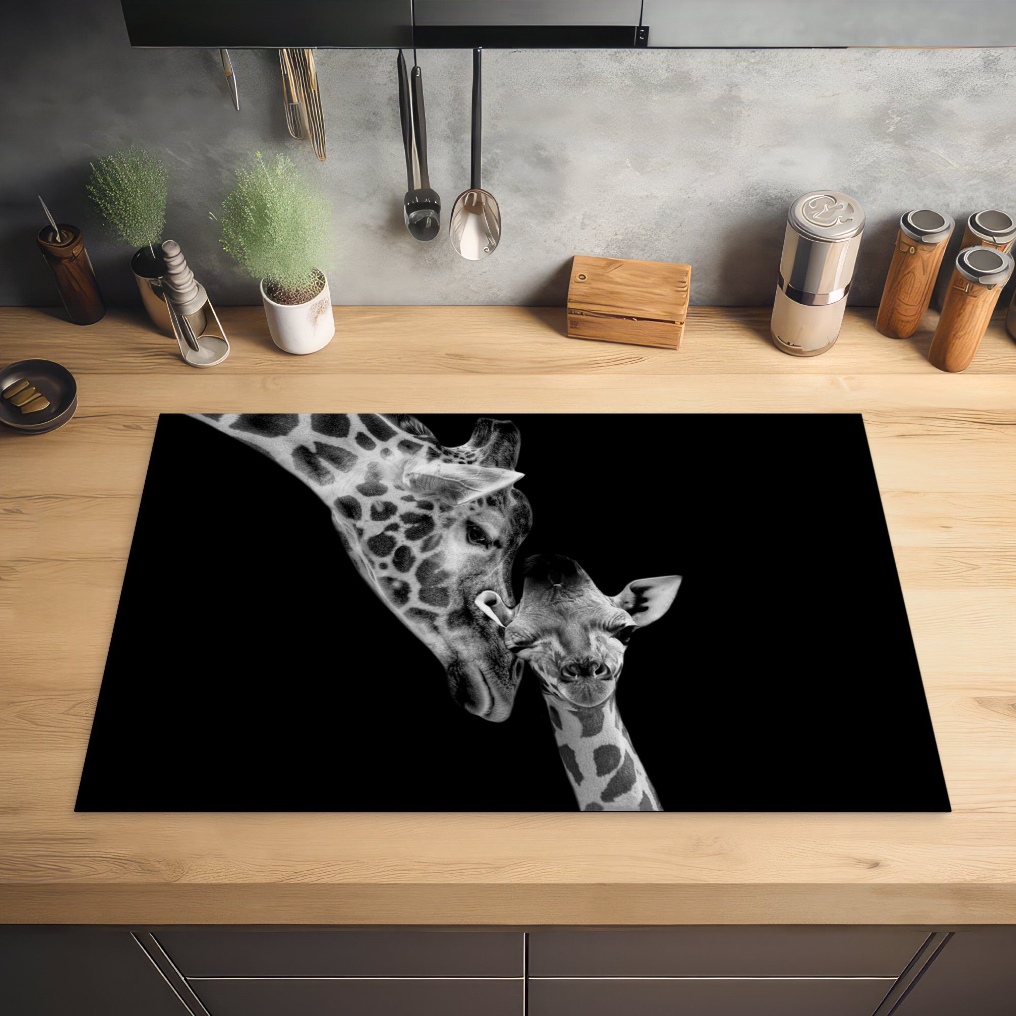 Weiß, küche - - cm, Vinyl, Schwarz Porträt für MuchoWow Herdblende-/Abdeckplatte tlg), - - (1 Ceranfeldabdeckung, Giraffe 81x52 Arbeitsplatte Tiere