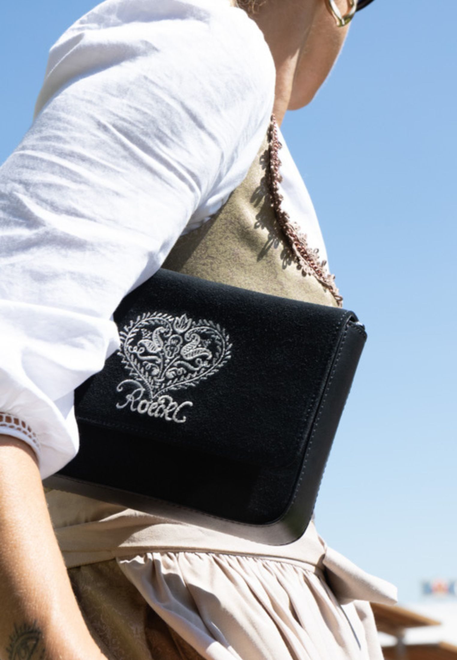 Roeckl Umhängetasche VRONI, Veloursledertasche mit Stickerei