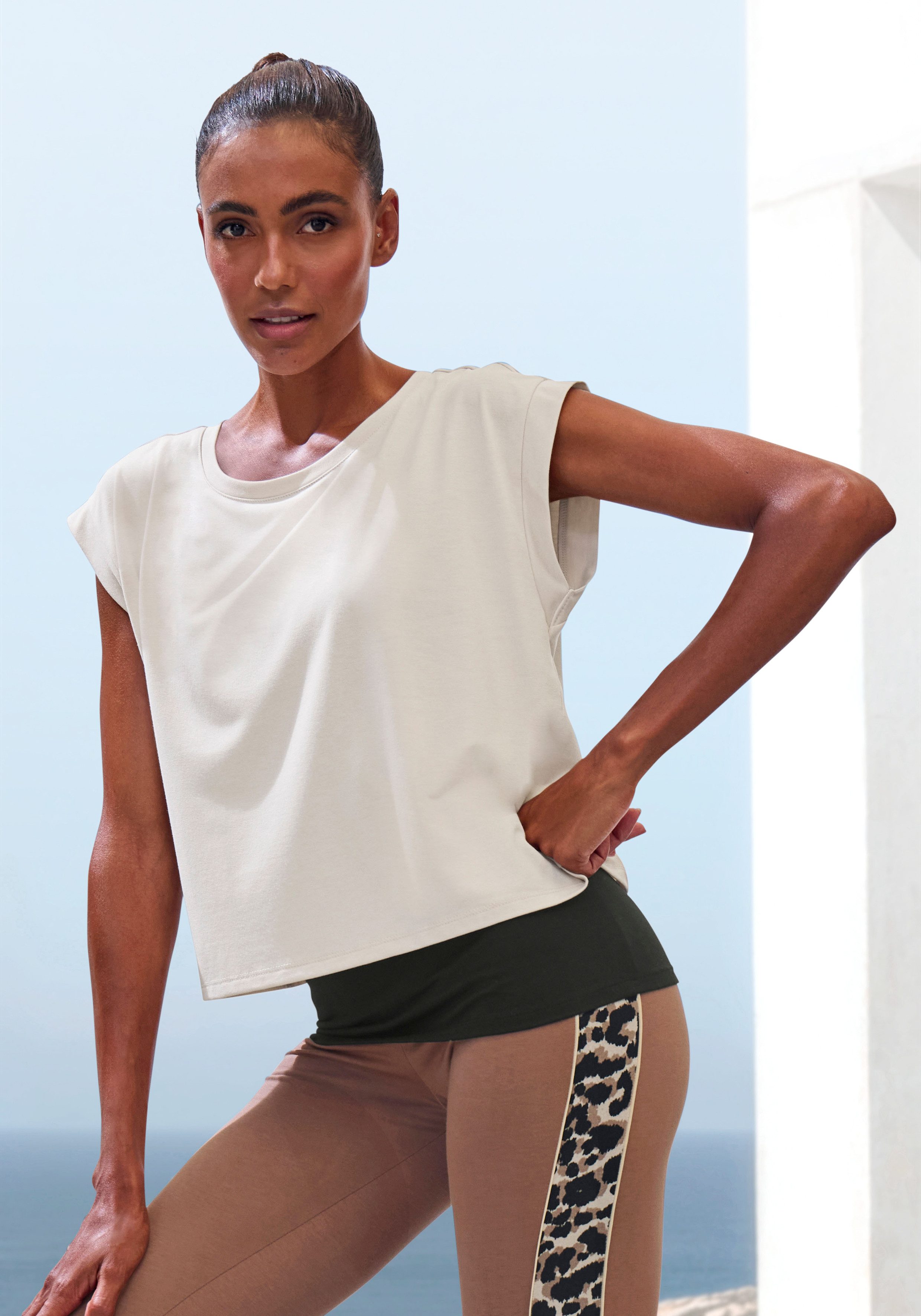 LASCANA ACTIVE Layershirt 2 in 1 T-Shirt im Layer-Design
