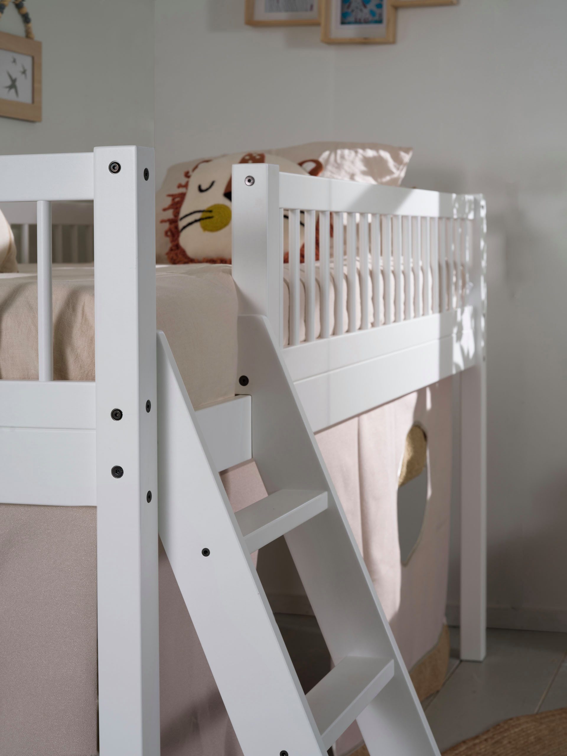 Vipack Spielbett Forrest 90/200 aus massiver Buche weiß lackiert, inkl. Vorhang-Set, stabil gebaut mit umlaufenden Absturzschutz, Leiter und Rolllattenrost