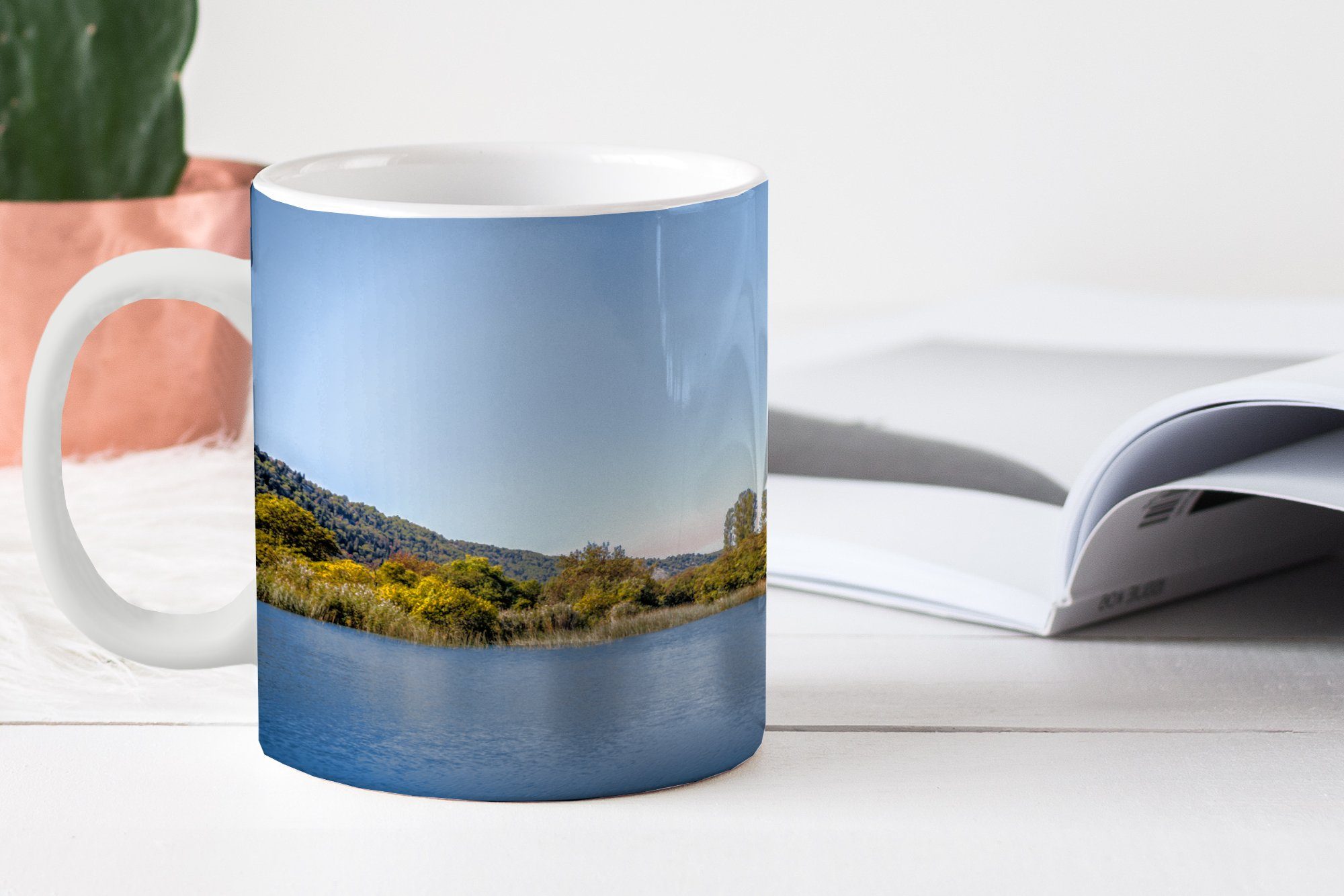 MuchoWow in Teetasse, Teetasse, der Becher, Landschaft Geschenk Keramik, Die ruhigen der Nähe Tasse Kaffeetassen, des, hügeligen Gewässer