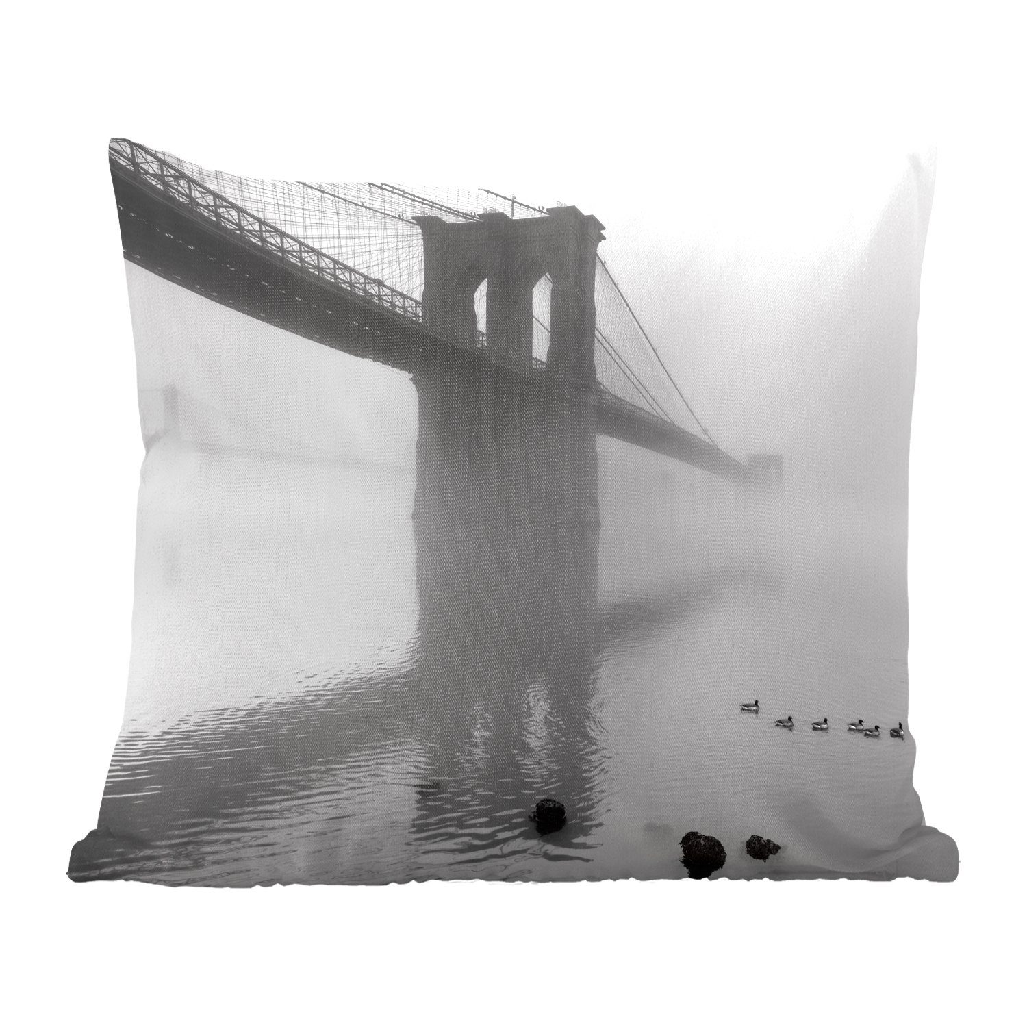 MuchoWow Dekokissen Nebel bedeckt die Brooklyn Bridge in New York in schwarz-weiß, Zierkissen mit Füllung für Wohzimmer, Schlafzimmer, Deko, Sofakissen