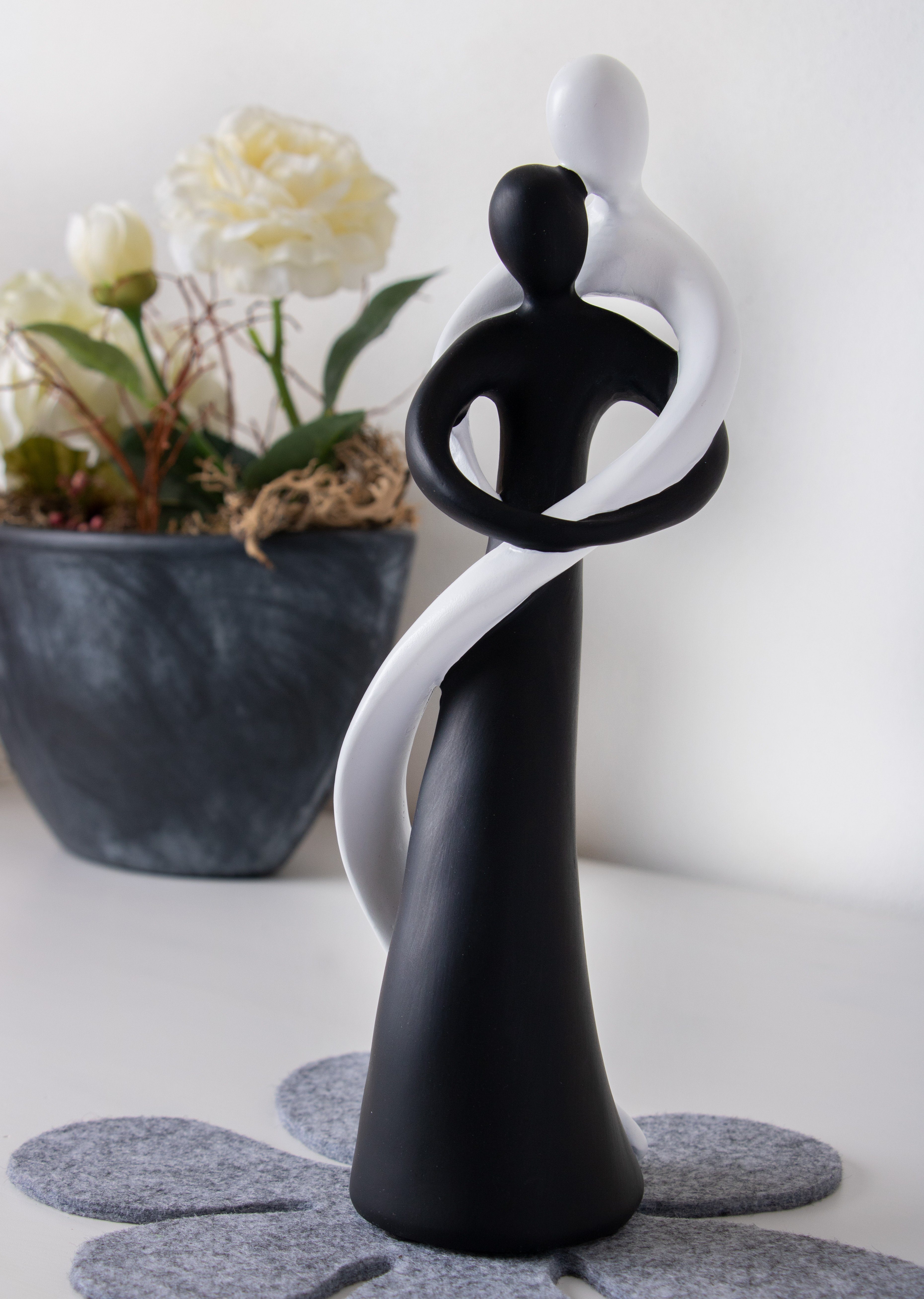 Feinknick Dekofigur Harmonisches stilvolles & Marmorit Weiß handbemalte Schwarz aus Liebe, Skulptur Paar in Symbol - hoch 27cm für