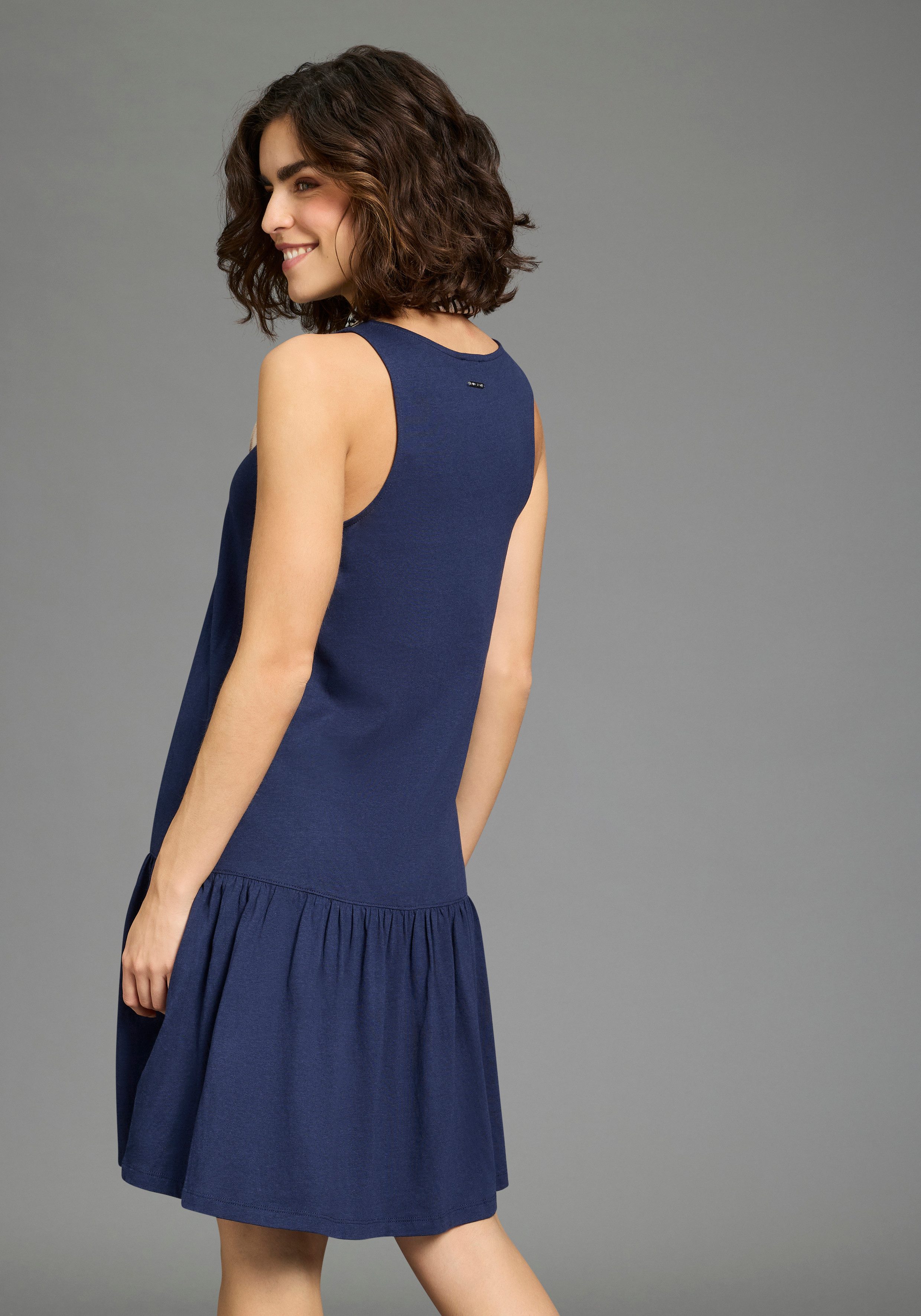Laura Scott Sommerkleid figurumspielende Passform, mit Rundhalsausschnitt und Tanktopträgern