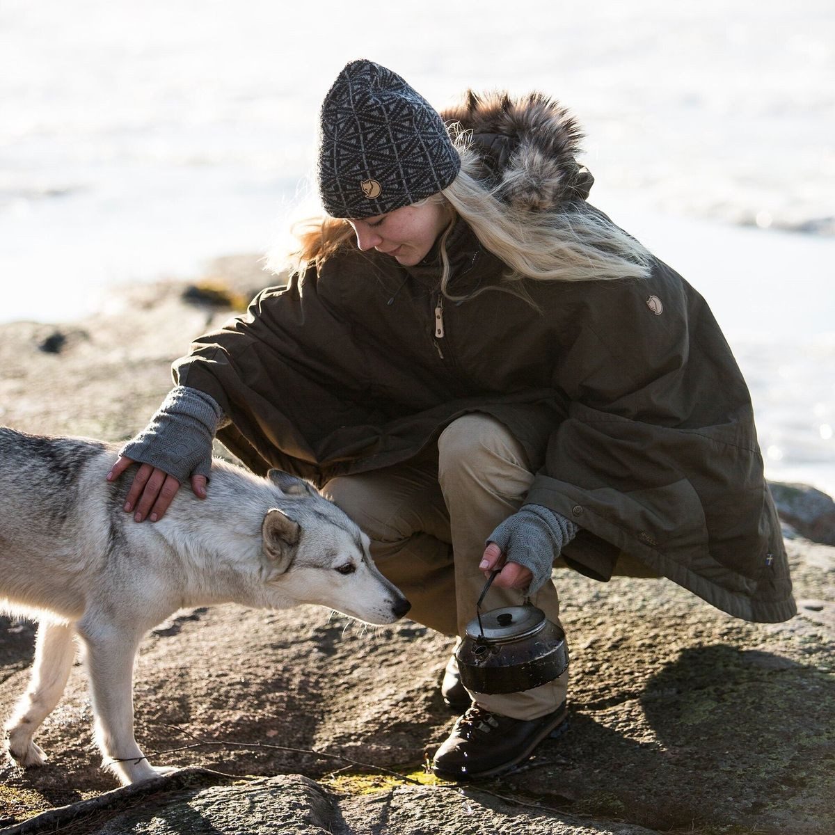 Fjällräven Outdoorjacke Luhkka Elegantes Cape für vielseitige Outdoor-Aktivitäten, bietet Schutz vor