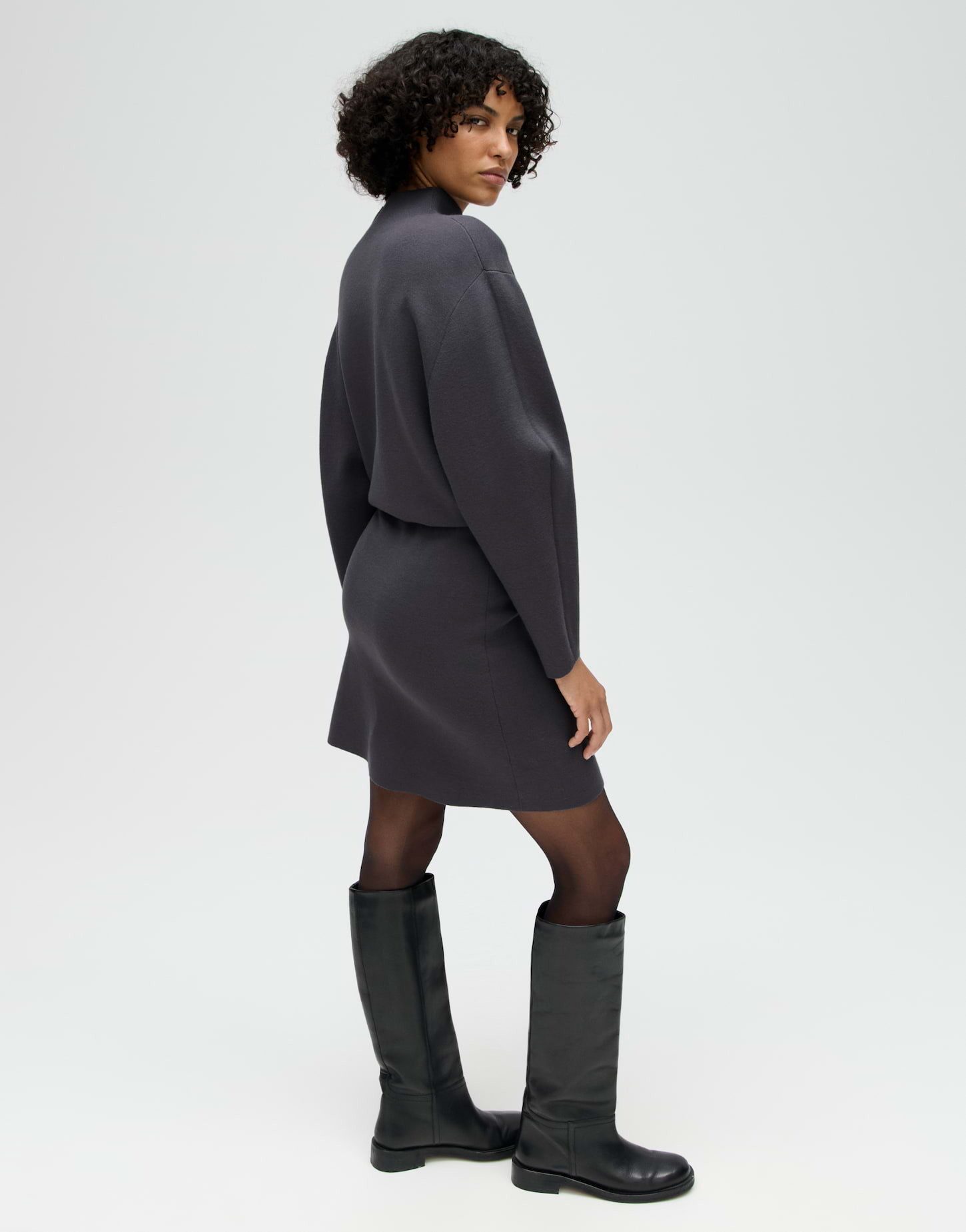 OPUS Sweatkleid Winy aus Strick mit flauschiger Struktur Leicht taillierte Mini-Silhouette mit flauschiger Strickstruktur – Bild 5 von 5