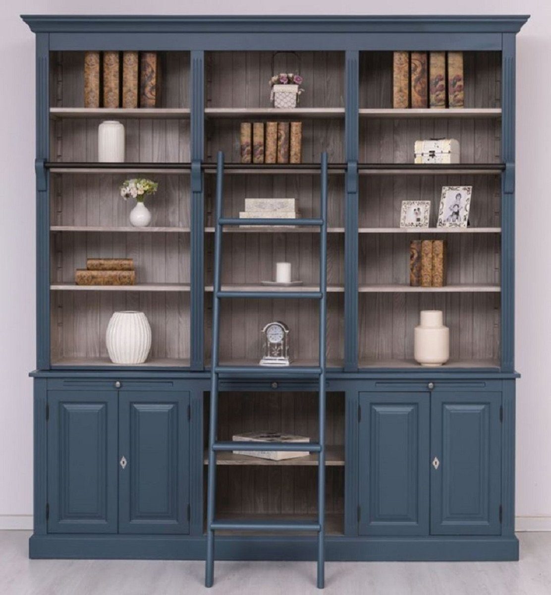 Casa Padrino Stauraumschrank Landhausstil Bücherschrank mit Leiter Blau / Grau 229 x 51 x H. 244 cm - Massivholz Schrank - Wohnzimmerschrank - Regalschrank - Büroschrank - Landhausstil Möbel