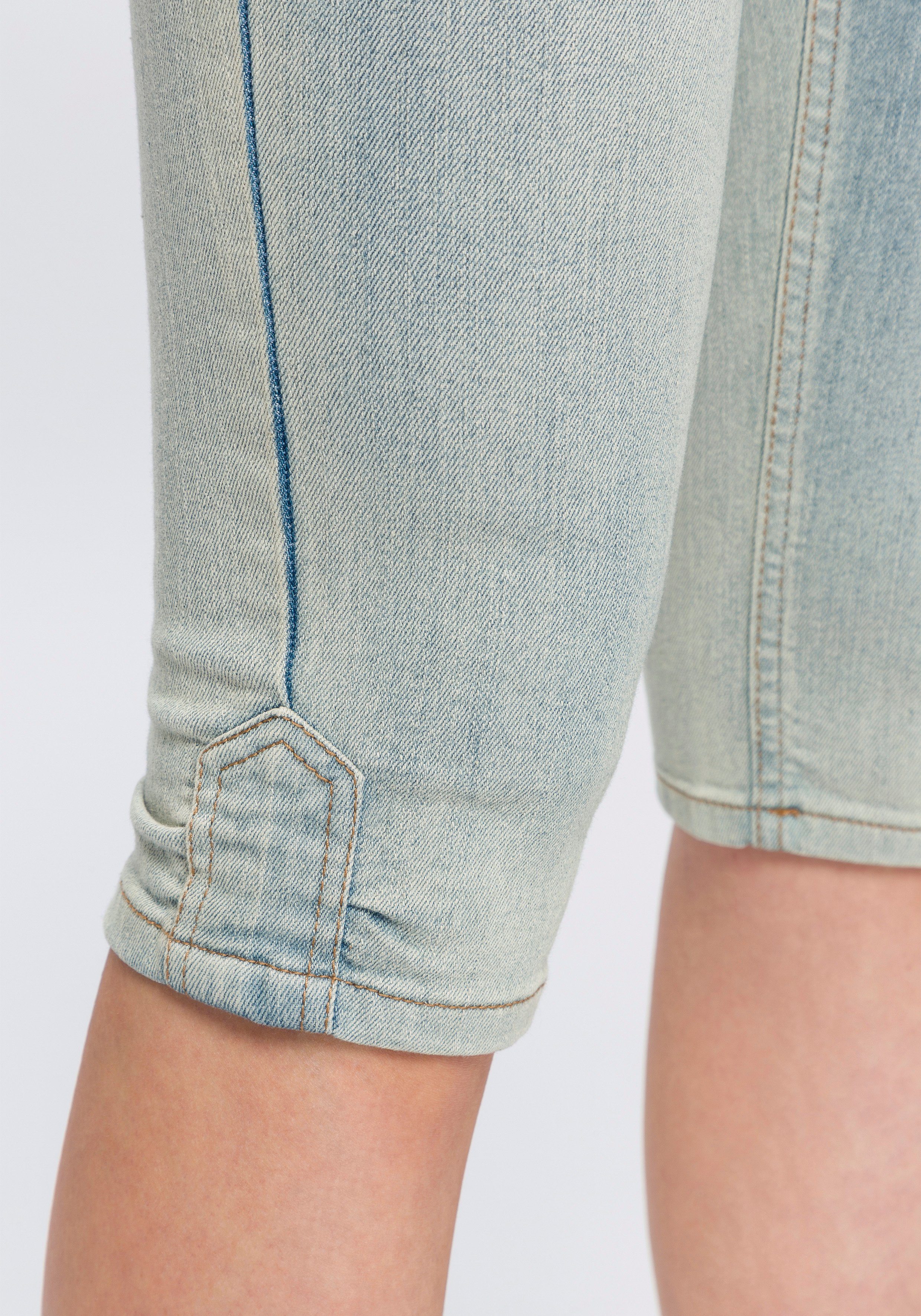 Arizona Caprijeans schmale Passform, mit Destroyed-Effekten, niedrige Leibhöhe