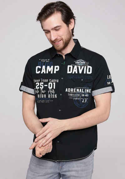 CAMP DAVID Kurzarmhemd mit kontrastvoller Kragenunterseite mit Label Print