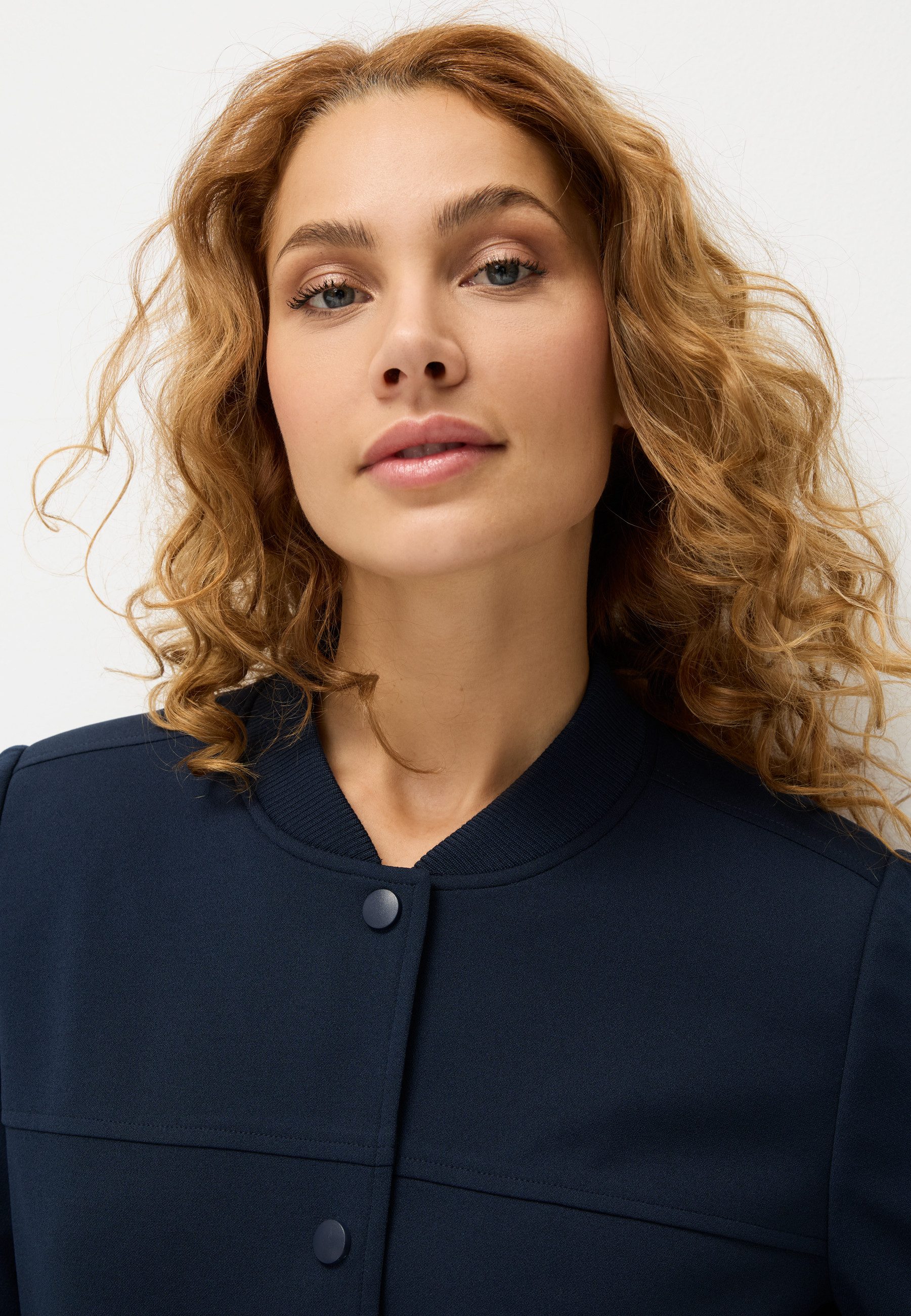 LASCANA Bomberjacke mit Druckknöpfen und Rippstrickbündchen leichte Kurzjacke, lässige Übergangsjacke, sportlich-chic – Bild 5 von 5