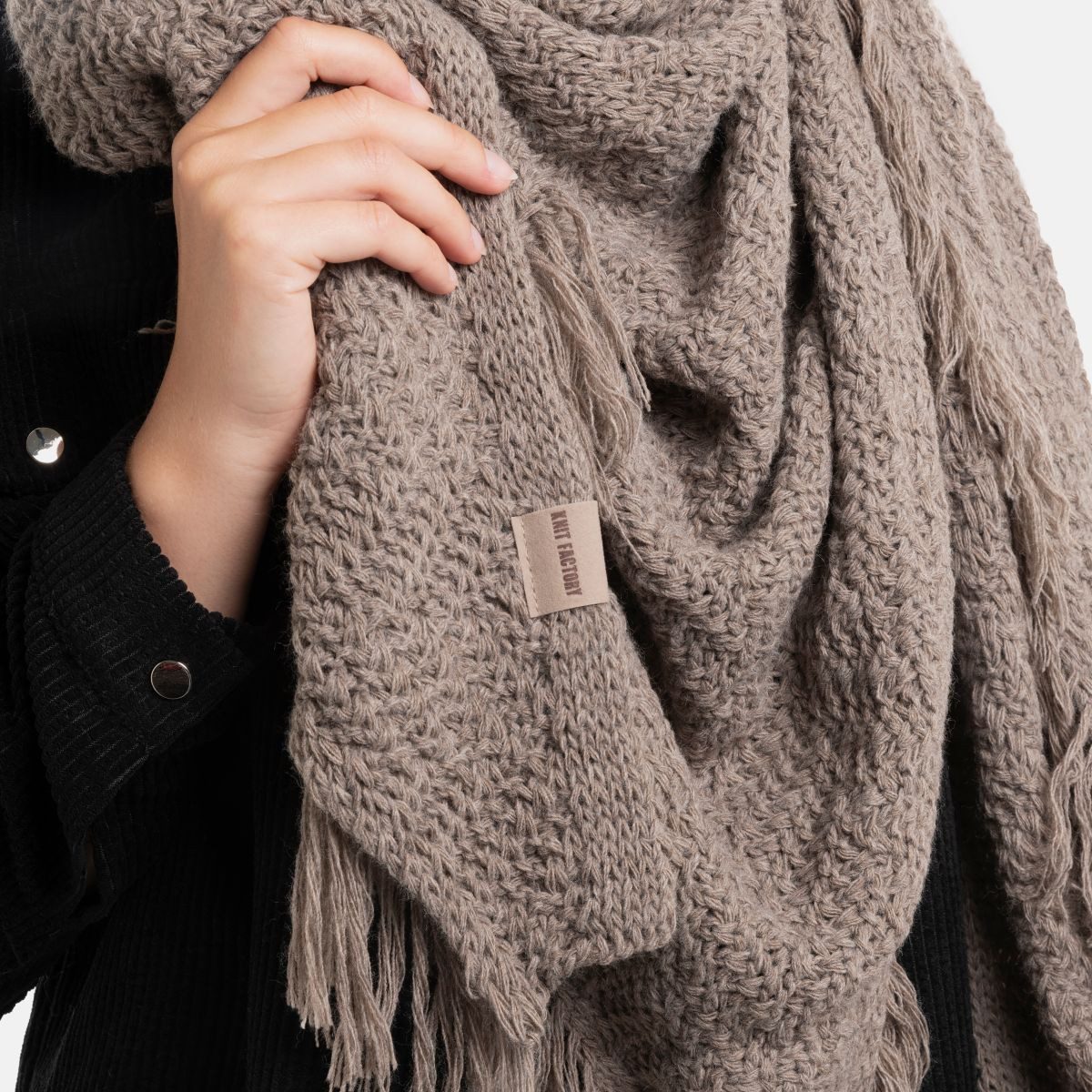 Knit Factory Strickschal Amber Dreiecksschal Marron, (1-St), Schal Halstuch Dreiecksschal Tuch Strickmode