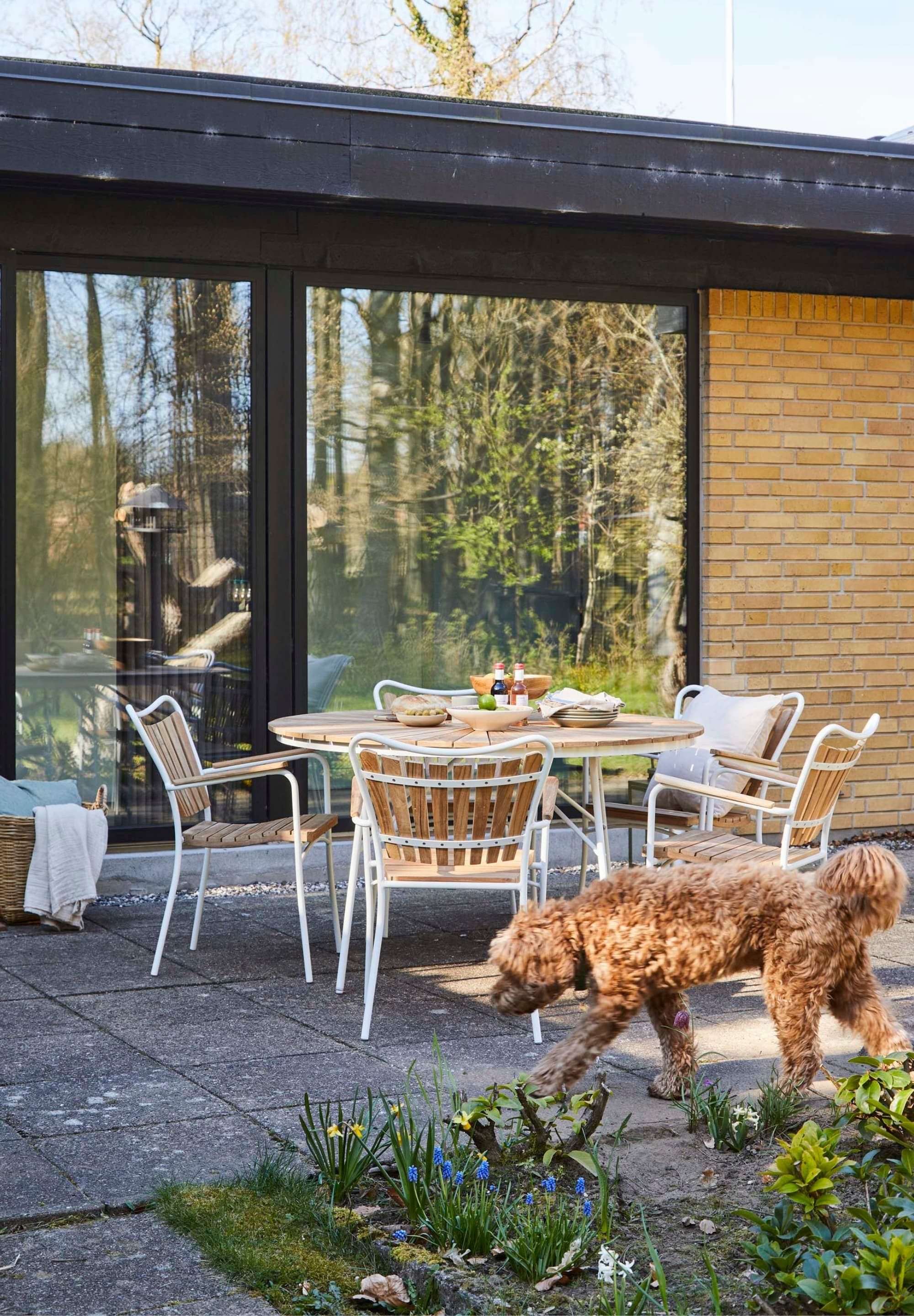 Cinas Gartentisch Ellen, Massive Holzlamellen, angenehme Standfläche, natürliche Wärme