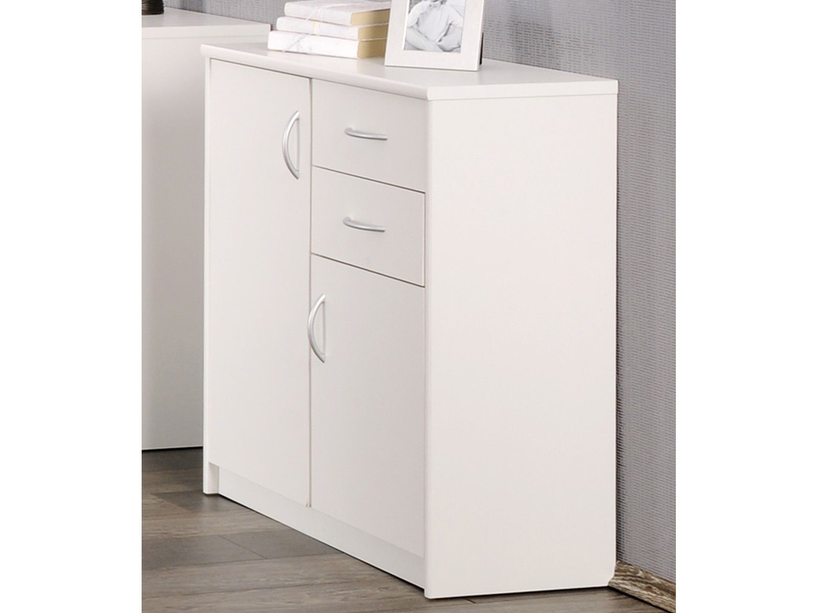 möbelando Kommode Bremen, Zeitlose Kommode aus Spanplatte, in Weiß mit 1 große Tür (links mit 2 Einlegeböden), 1 kleine Tür mit 1 Einlgeboden darüber 2 Schubkästen, Kunststoff Bügelgriffe in Alu-Optik, Melaminharzbeschichtet, mit ABS-Kanten vorne und Metallschubführung. Breite 74 cm, Höhe 85 cm, Tiefe 35 cm.