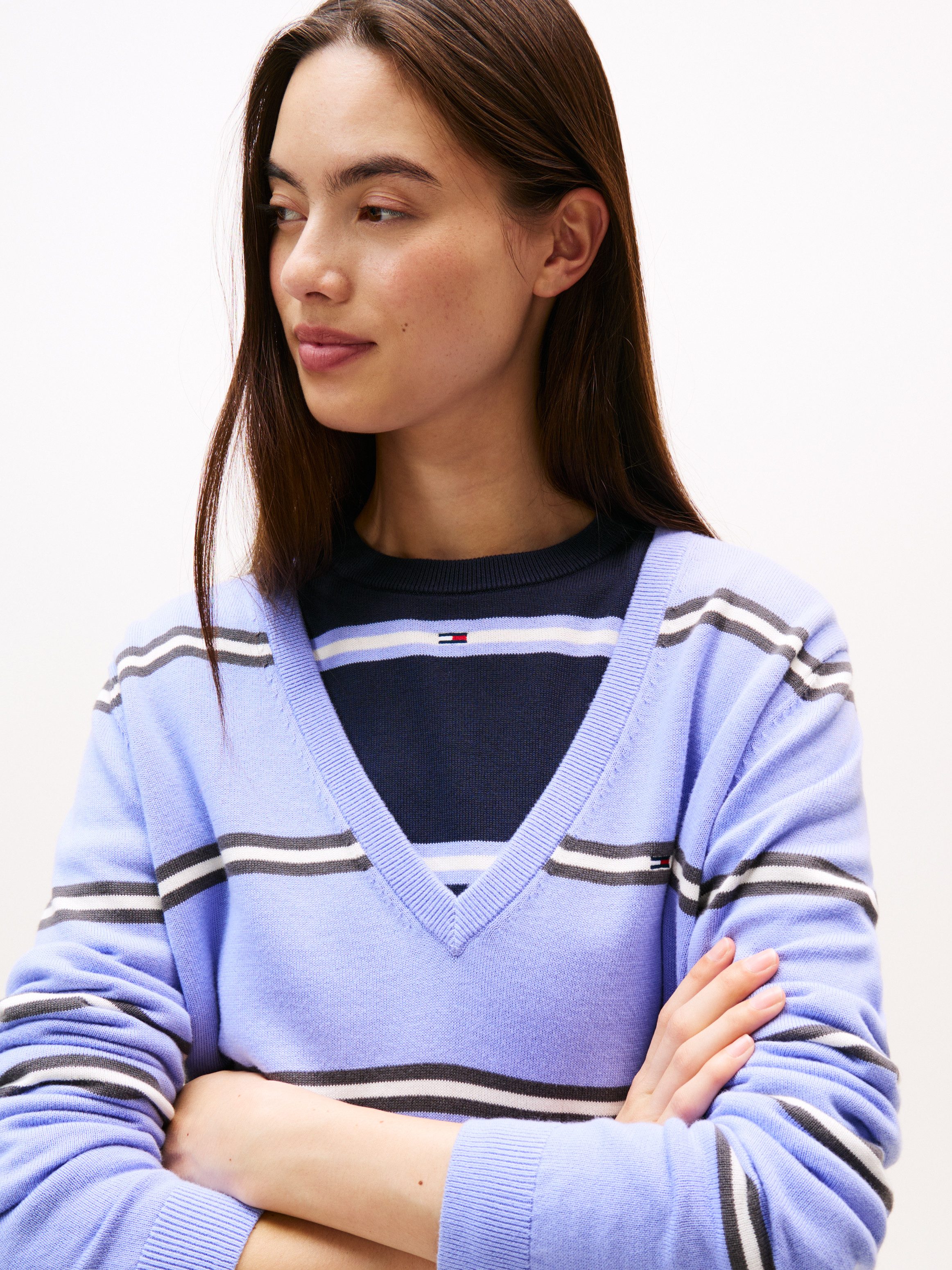 Tommy Jeans V-Ausschnitt-Pullover TJW ESSENTIAL VNECK SWEATER EXT mit Logos günstig online kaufen