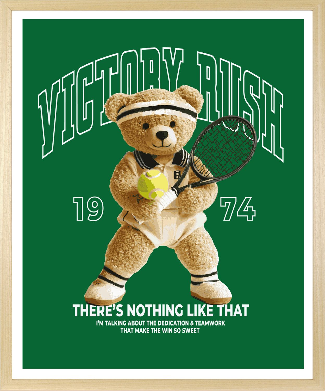 queence Bild mit Rahmen Vintage Teddy Bär in Tennis Outfit, Bär, Bären, Fashion, Figuren, Mode, Modebilder, Schriftzug, HD Premium Poster-Druck inkl. Echtholzrahmen in beige