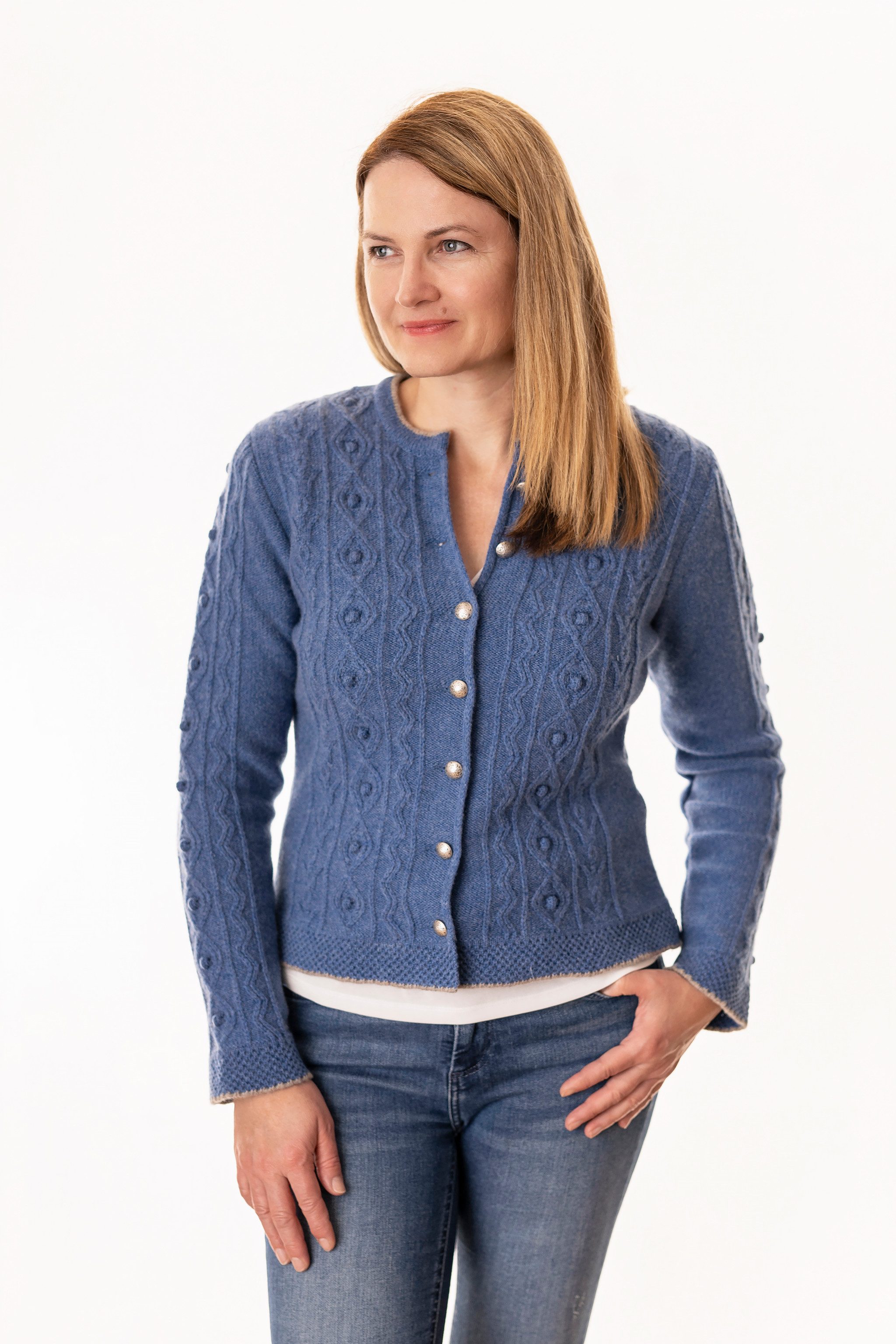 Pezzo D'oro Trachtenstrickjacke Trachten-Strickjacke Damen Enzianblau/Lehm außergewöhnliche Einstrickmuster mit gestrickten Knubbeln