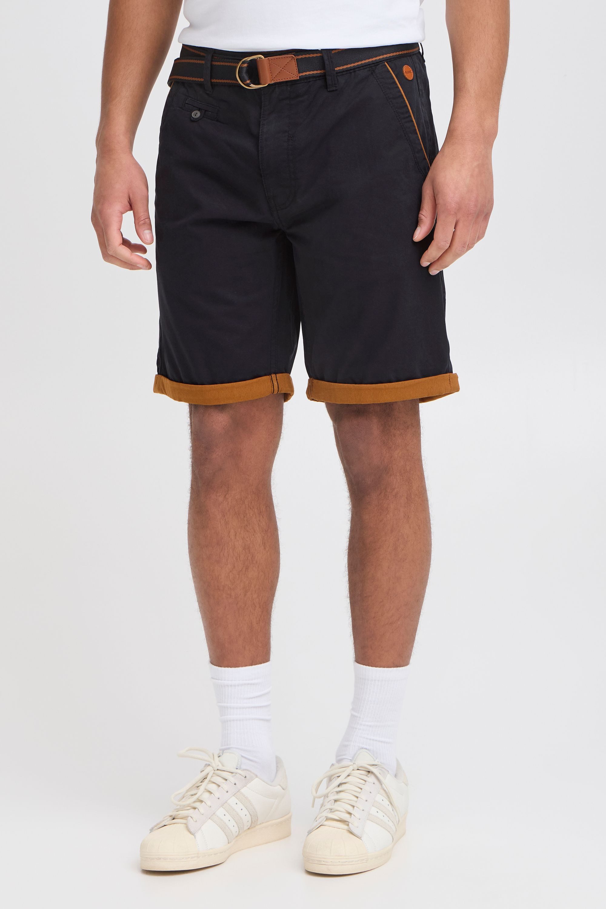 Blend Chinoshorts BHNeji Chino Shorts mit umgeschlagenen Hosenbeinen in Kontrastfarbe