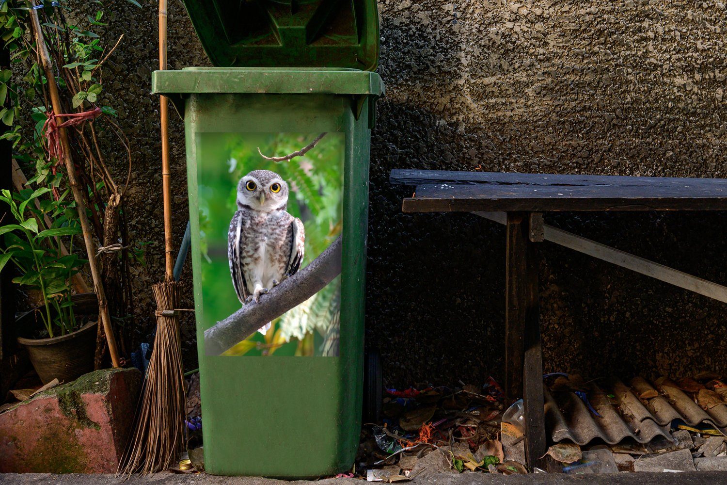 MuchoWow Wandsticker Eule auf Mülleimer-aufkleber, St), Container, Mülltonne, Abfalbehälter Ast sitzend Sticker, (1