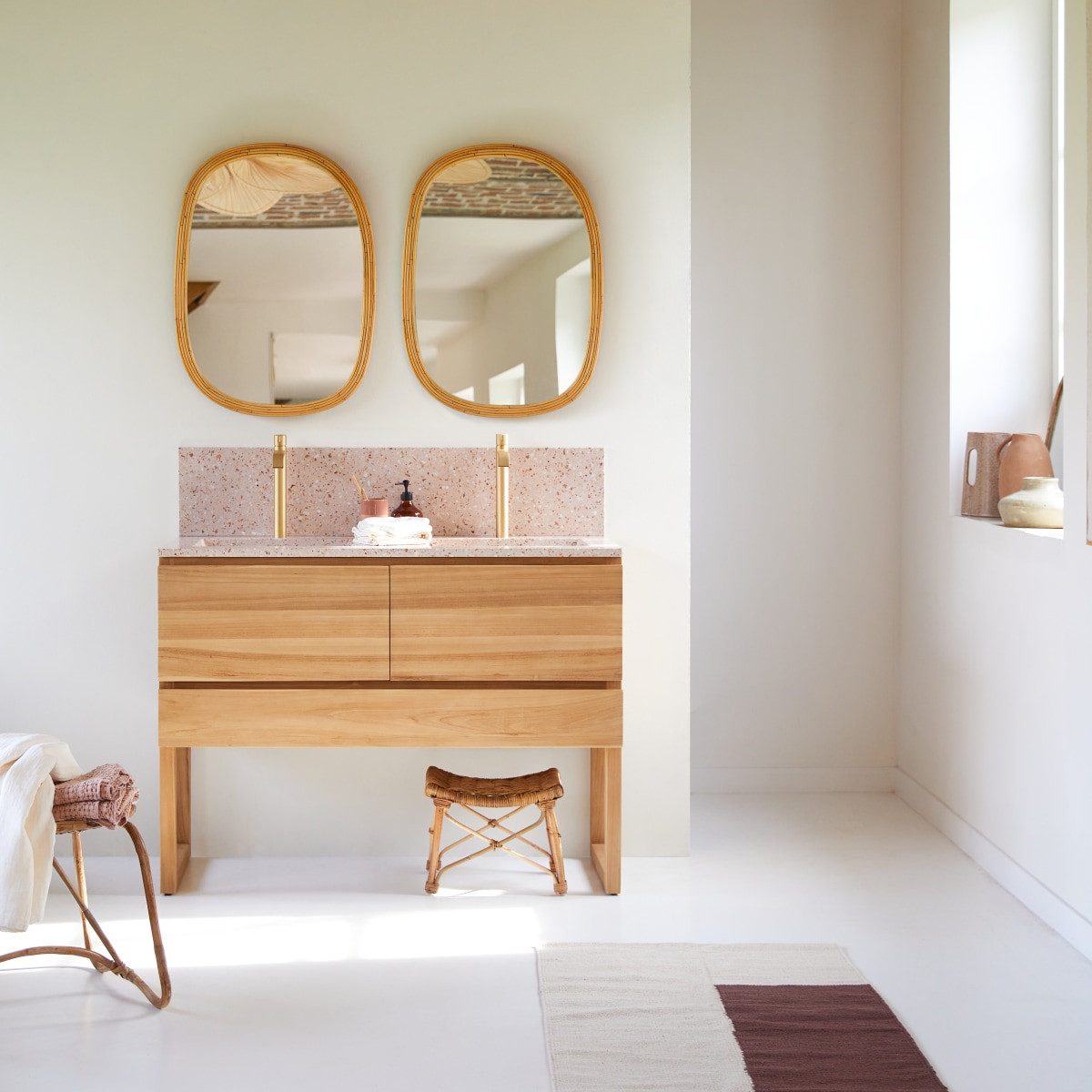 Tikamoon Waschtisch Badezimmermöbel Edgar aus massivem Teakholz und Premium-Terrazzo Rosa