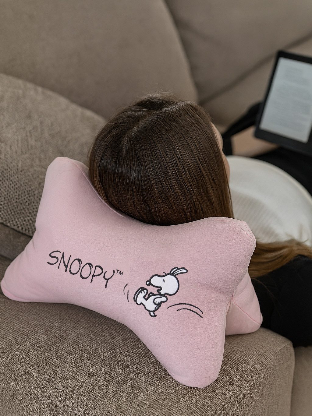 United Labels® Dekokissen Peanuts Snoopy Leseknochen Nackenkissen Lesekissen Kissen 40x20cm – Bild 3 von 4
