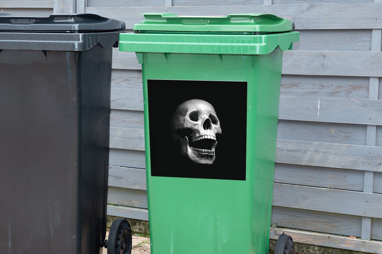 Wandsticker Mülltonne, schwarz-weiße MuchoWow eines Eine Schädels (1 Sticker, Mülleimer-aufkleber, St), Abfalbehälter Illustration Container, natürlichen