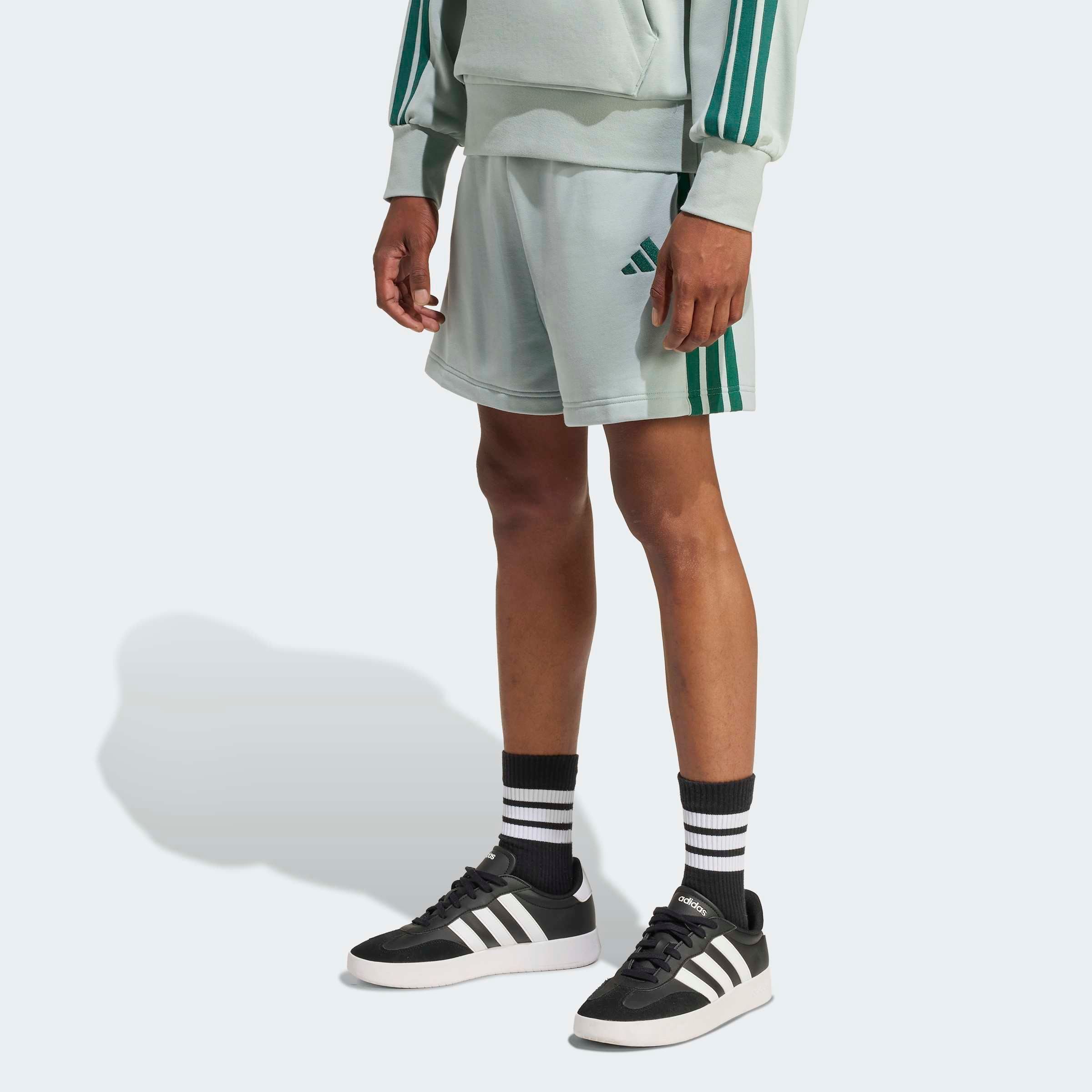 adidas Sportswear Shorts M 3S FT SHO (1-tlg) für Laufaktivitäten und sportliche Anlässe, mit Kordelverschluss. € 32,99