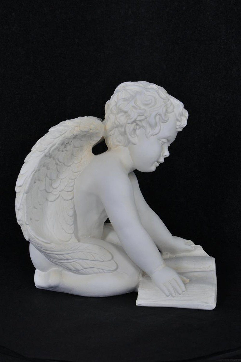 JVmoebel Engelfigur Engel mit Buch aus Polyresin in Weiß und Gold, Made in Europa