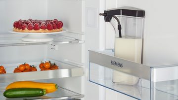 SIEMENS Milchbehälter TZ90009, Zubehör für alle Kaffeevollautomaten der EQ.9 Reihe, praktisch zu verstauen