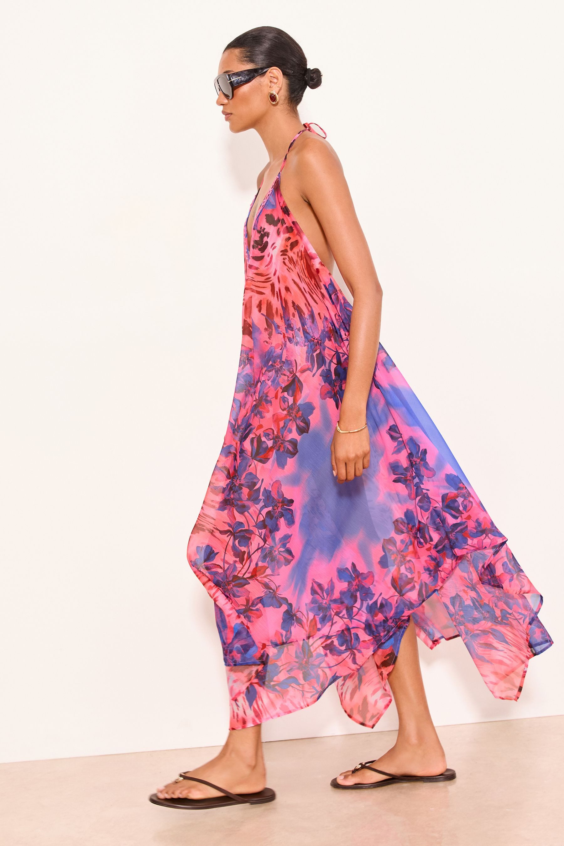 LIPSY Strandkleid Lipsy Strandkleid mit Wirbelmuster und Zipfelsaum (1-tlg)