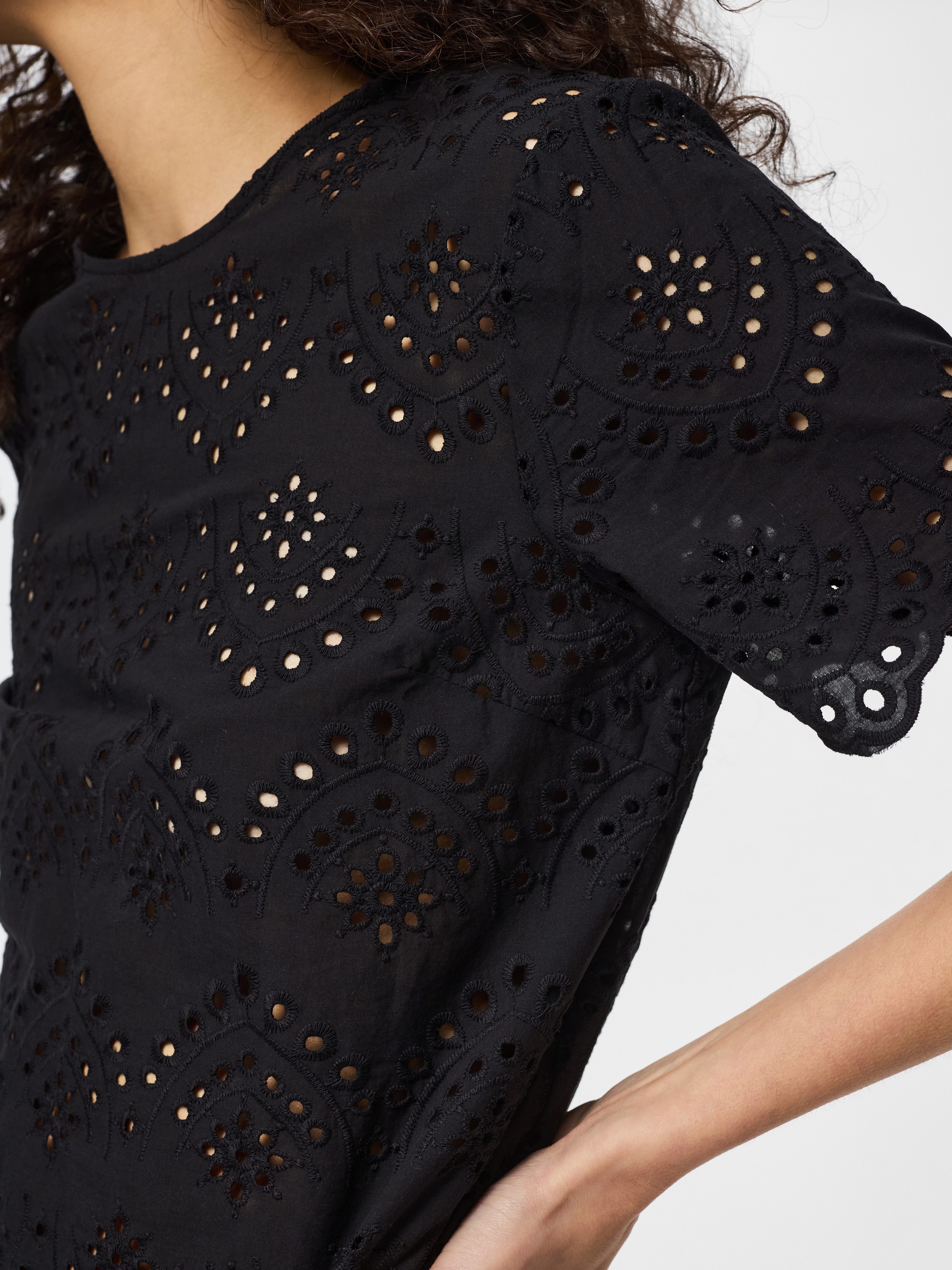 pieces Shirttop PCVILDE SS TOP WVN NOOS mit Allover-Lochstickerei