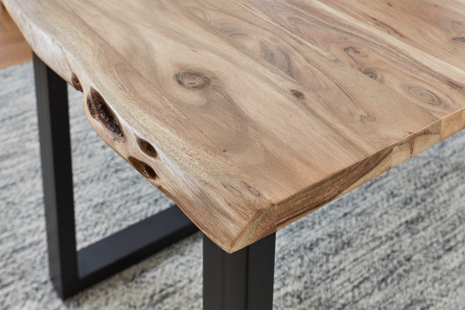 Baumkantentisch Lubin, Stärke Naturfarben Tischplatte Massivholz, Schwarz Akazie Junado® Baumkante | natürliche 26mm,