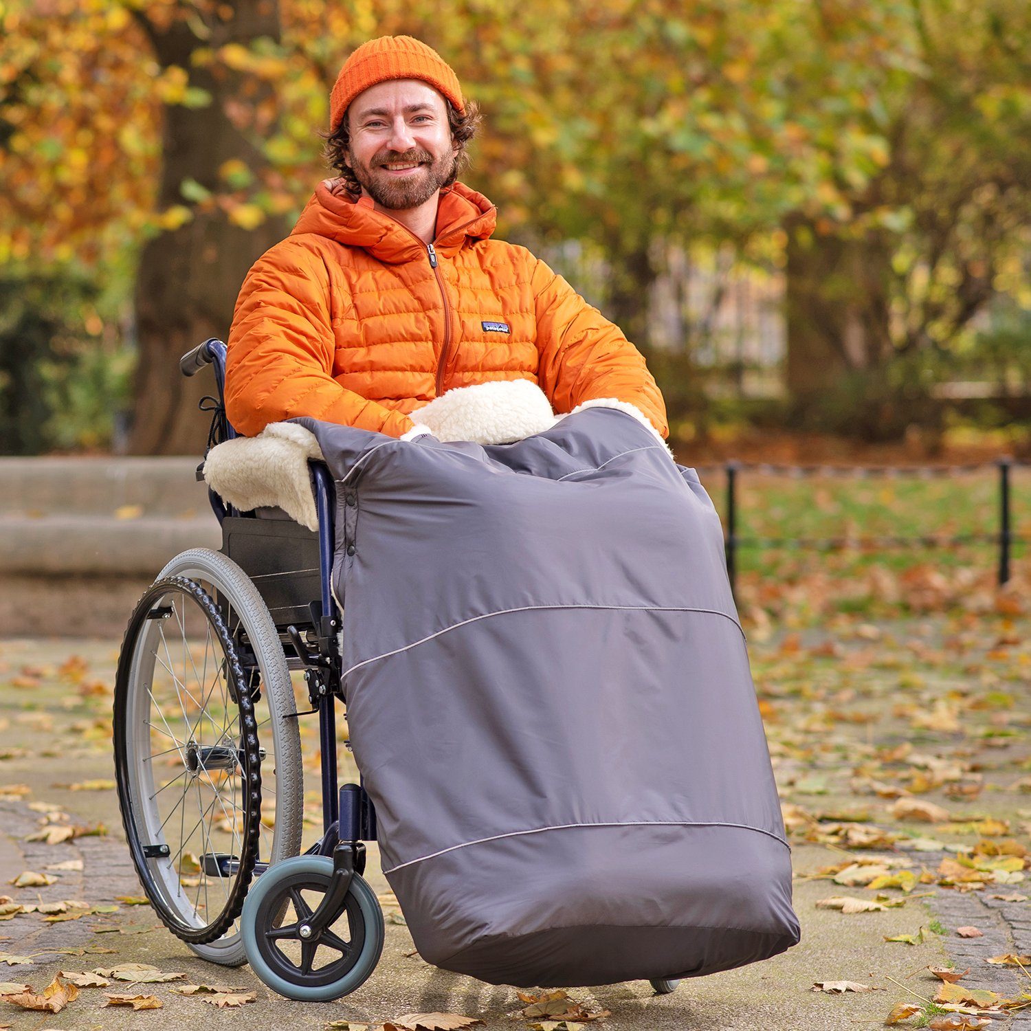 novely® Fußsack KARLO PRO Rollstuhl-Fußsack Lammwolle/Polyester für Rollstühle mit Arm, Wetterfest; Thermo-warm und Ultraweich