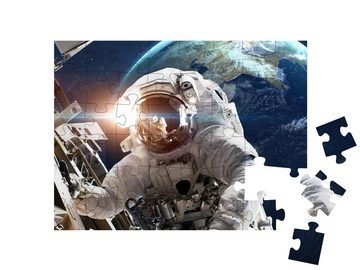 puzzleYOU Puzzle Astronaut im Weltraum vor dem Planeten Erde, 48 Puzzleteile, puzzleYOU-Kollektionen