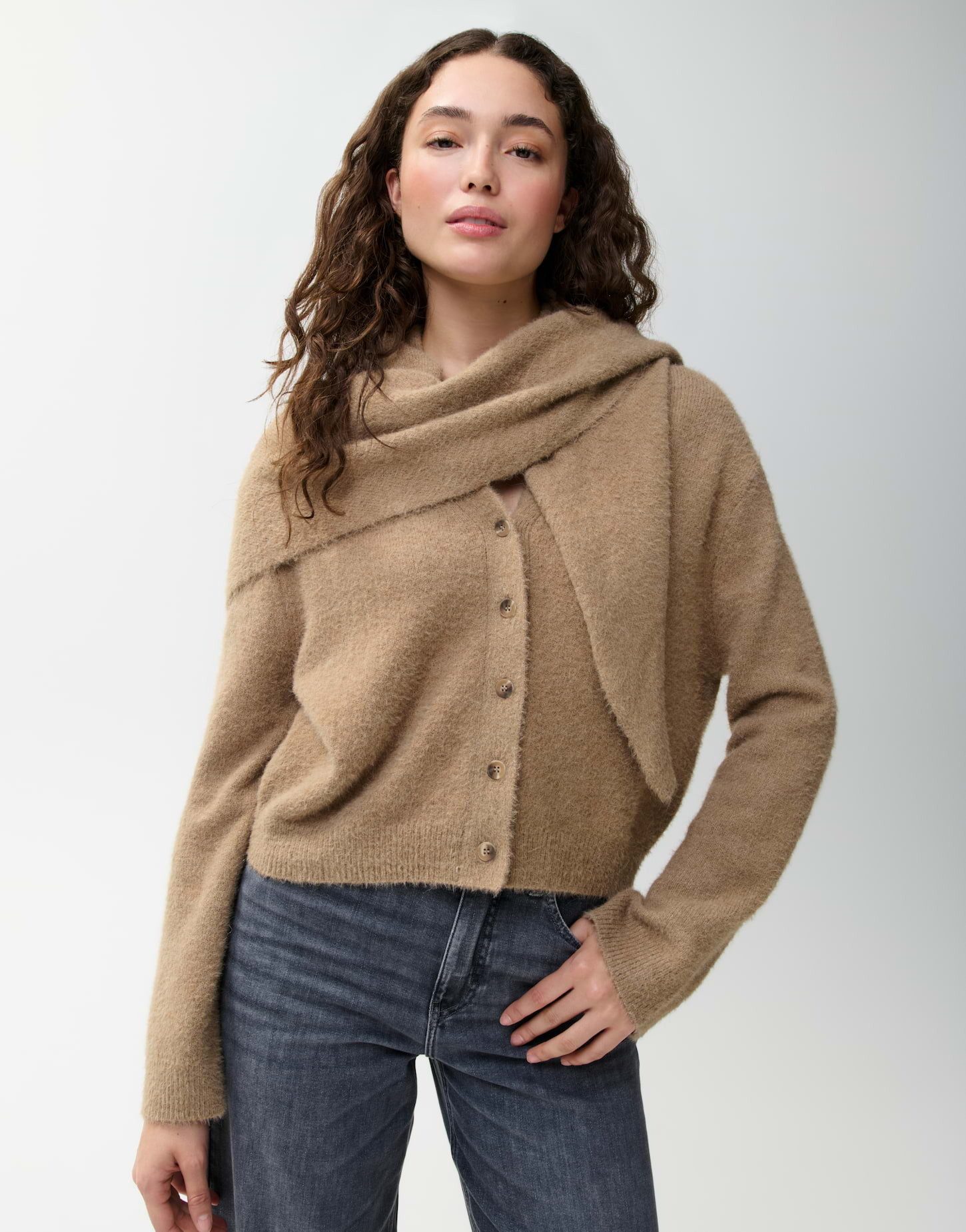 OPUS PANTS Strickjacke Pina aus Nylon mit flauschiger Oberfläche Gerade Silhouette mit abnehmbarem Schal und flauschiger Haptik