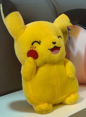 Tomy® Kuscheltier Pokemon Kuscheltier Pokemon Pikachu Kuscheltier XXL 25 cm (1-St), Super weicher Plüsch Stofftier Kuscheltier für Kinder zum spielen