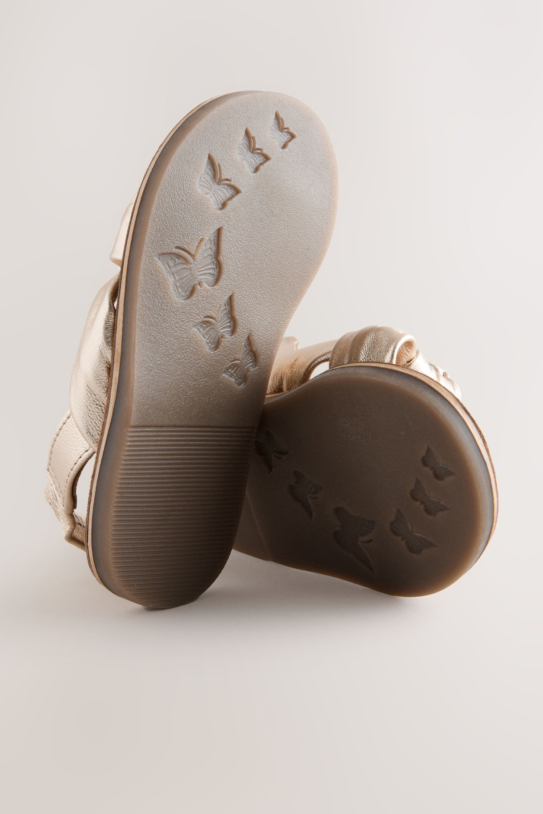 Next Sandalen in verdrehter Optik Sandale (1-tlg)